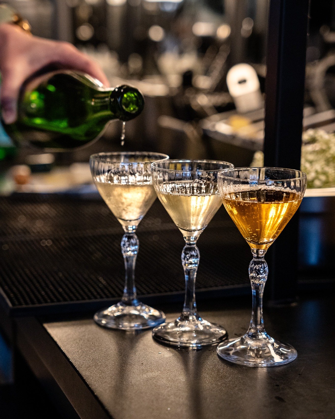 Hou jij wel van smaken ontdekken? 
Nieuw - 𝟯 𝗦𝗜𝗣𝗦 - een proeverij van 3 exclusieve smaken met onze cr&eacute;mant d'Alsace.

🌸 JASMINE + NEROLI
Ge&iuml;nspireerd op haute parfumerie. De heerlijke nachtbloeiende jasmijn met Neroli uit bittere si