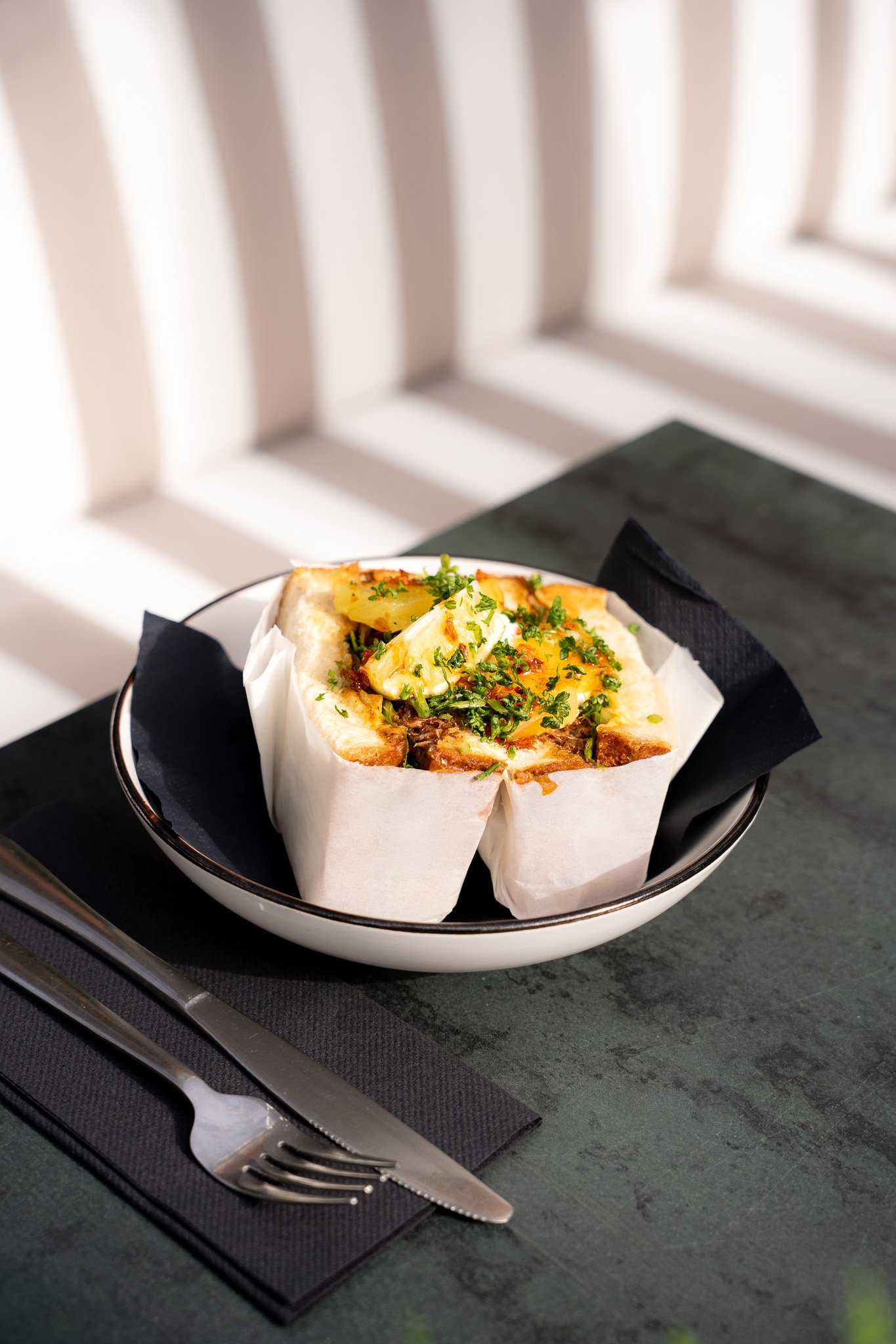 Lunch bestseller! BIRRIA GRILLED CHEESE &ndash; Pulled ox cheeks, cheddar, Tommy&rsquo;s bbq chili crisp, lime cream, pickled pineapple, gegrilde brioche 

Lunch: elke vrijdag, zaterdag en zondag vanaf 12.00u