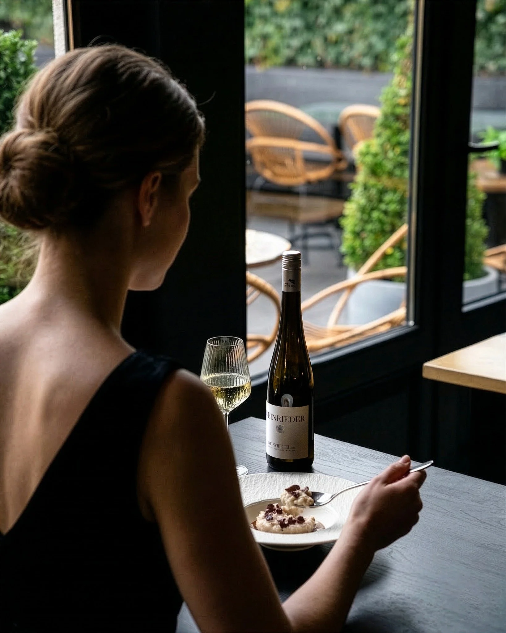 Gr&uacute;&uacute;&uacute;ner verltliner uit Oostenrijk met onze Prawn Tartare in Langoustine Bisque. W&aacute;t een combi.