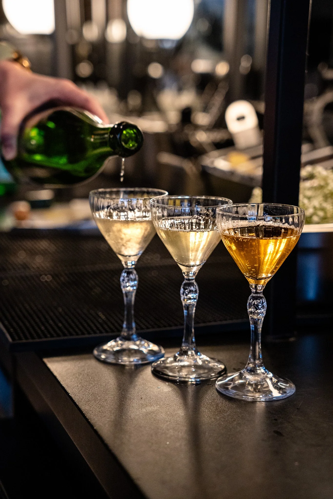 3 SIPS - Een proeverij van 3 exclusieve smaken met cr&eacute;mant d'Alsace bubbels. Vast op het menu, in ieder geval tot einde zomer! 

1. JASMINE+NEROLI
Ge&iuml;nspireerd op de wereld van haute parfumerie. Neroli is de kostbare olie uit de bloesem v