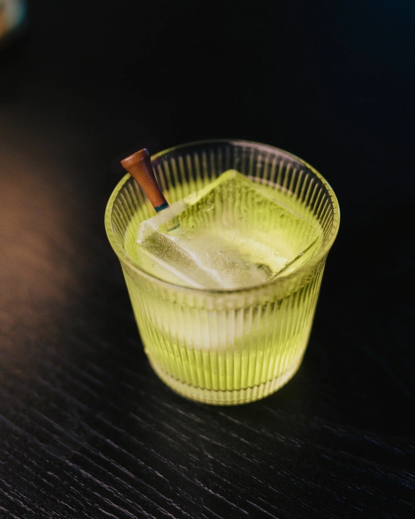 Double Bogey Negroni - Onze 'seasonal cocktail' die smaakt als een white negroni met een fruitige afdronk. Super complex, kruidig, bitter maar ook fruitig. 

Gin
Suze de Gentiane
White Vermouth
Saint Valbert Verte
Japanese Melon Liqueur