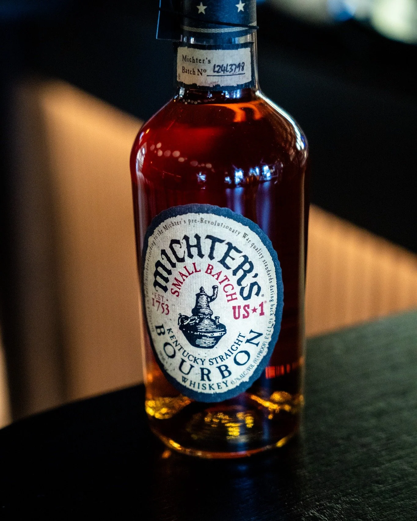 Aanvulling in de kast. 🥃

𝗠𝗶𝗰𝗵𝘁𝗲𝗿'𝘀 𝗦𝗺𝗮𝗹𝗹 𝗕𝗮𝘁𝗰𝗵 𝗕𝗼𝘂𝗿𝗯𝗼𝗻 | Kentucky-klassieker uit kleine batches. Zacht, vol karamel en vanille. De fles die iedereen blij maakt.
𝗥𝗶𝘁𝘁𝗲𝗻𝗵𝗼𝘂𝘀𝗲 𝗥𝘆𝗲 | Bottled-in-bond, 100 proof. Pi