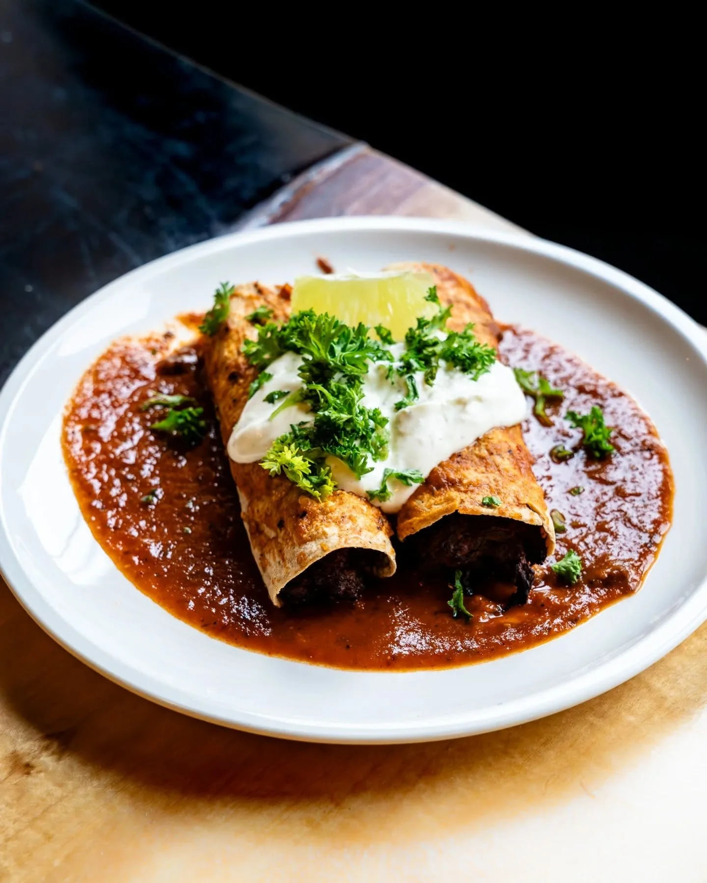 Ox Cheeks Birria 🤤 Perfect met Cabr&oacute;n of onze nieuwe Brucie.

Langzaam gestoofde runder wangen in Tommy's Chili Spice mix met consum&eacute;, Sour cream, fermented pineapple en een ma&iuml;s tortilla. 🔥