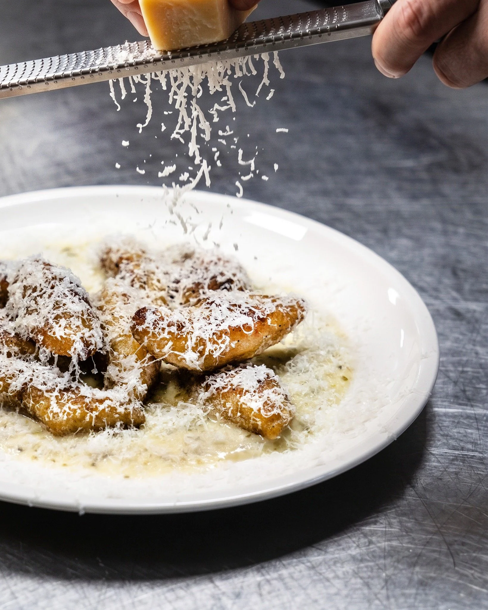𝙕𝙊𝙈𝙀𝙍 𝙈𝙀𝙉𝙐 - met een paar heerlijke aanpassingen zoals onze huisgemaakte 𝐠𝐧𝐨𝐜𝐜𝐡𝐢 gebakken in beurre noissette met parmigiano reggiano 😍