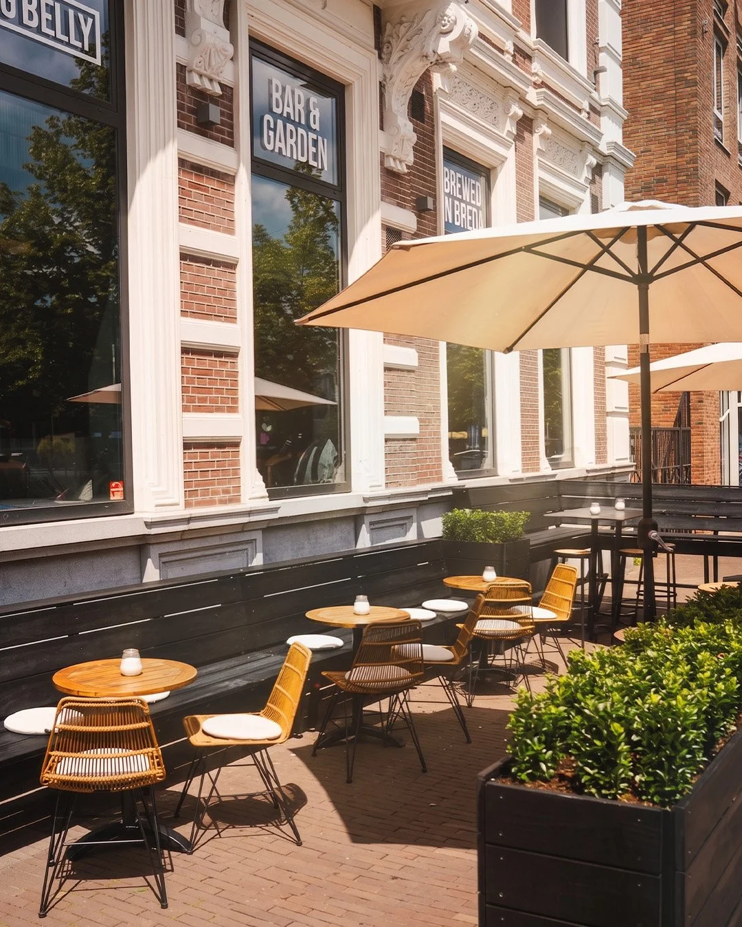 Eindelijk 👀  ons nieuwe voorterras is er!

De laad- en losplaats heeft plaatsgemaakt voor een plek waar je voortaan heerlijk kunt zitten.

 We zijn er nog niet helemaal - kussens, parasols, een logootje en meer gezelligheid volgen nog - maar het sma