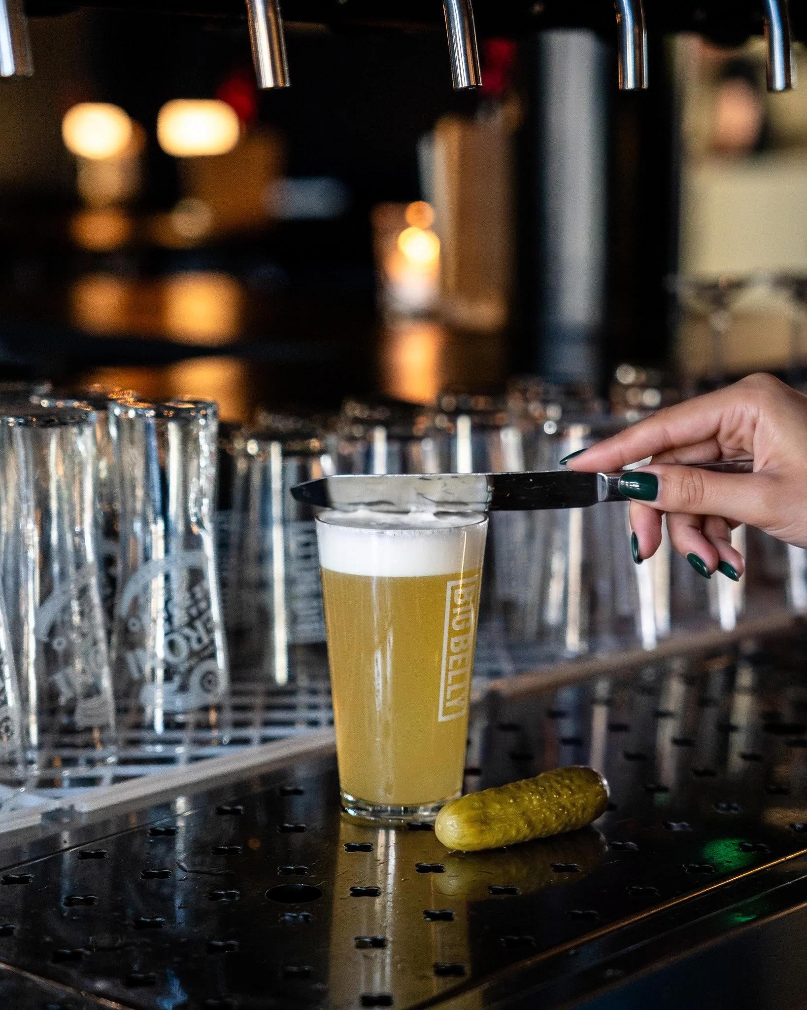 Altijd al benieuwd geweest hoe een bier met 𝗮𝘂𝗴𝘂𝗿𝗸𝗲𝗻 smaakt? Same! 🥒 

Daarom heeft Saki&scaron;kės Brewery deze Pickle Sour Ale gemaakt. Klinkt wat discutabel, maar dit bier is toch echt verrassend lekker. Na Hop On Hop Hoff hebben we een f