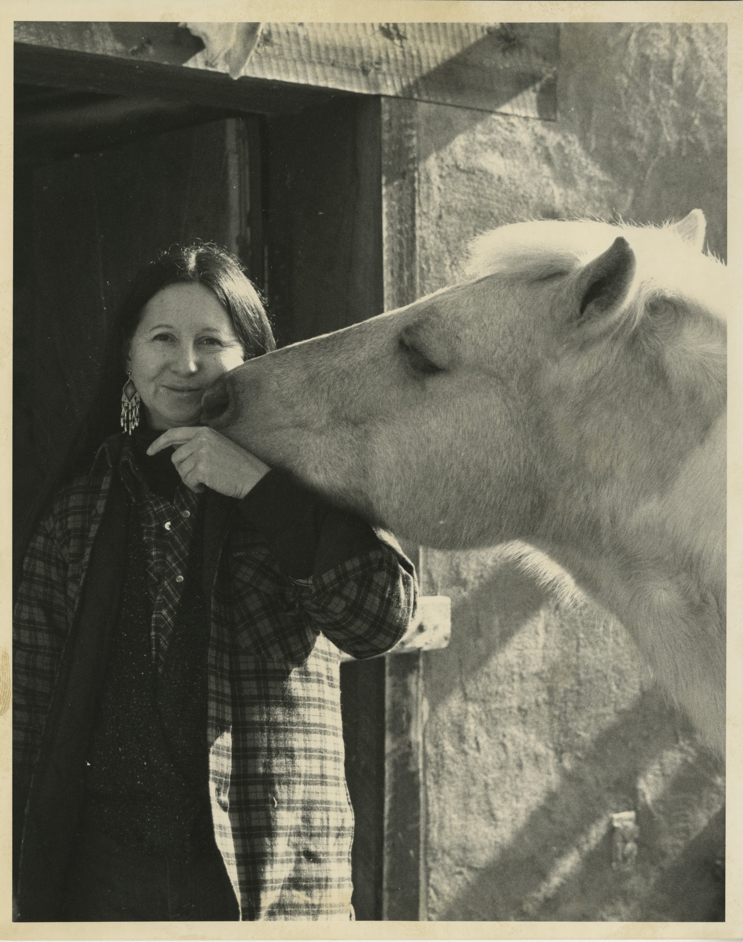 Jaune Quick-to-See Smith with her horse Cheyenne, 1992. Courtesy of Jaune Quick-to-See Smith Estate and Garth Greenan Gallery, New York. Photo by Andy Ambrose.