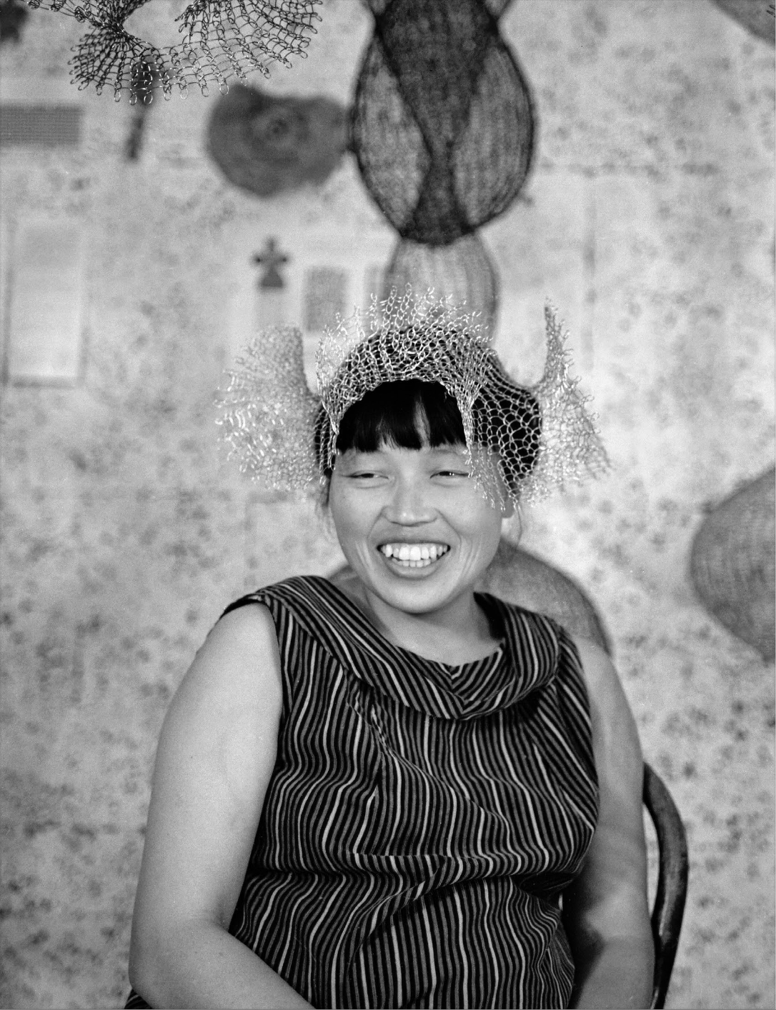 Photo © Estate of Paul Hassel. Artwork © 2023 Ruth Asawa Lanier, Inc./Bildupphovsrätt/Artists Rights Society (ARS), New York. Courtesy David Zwirner.