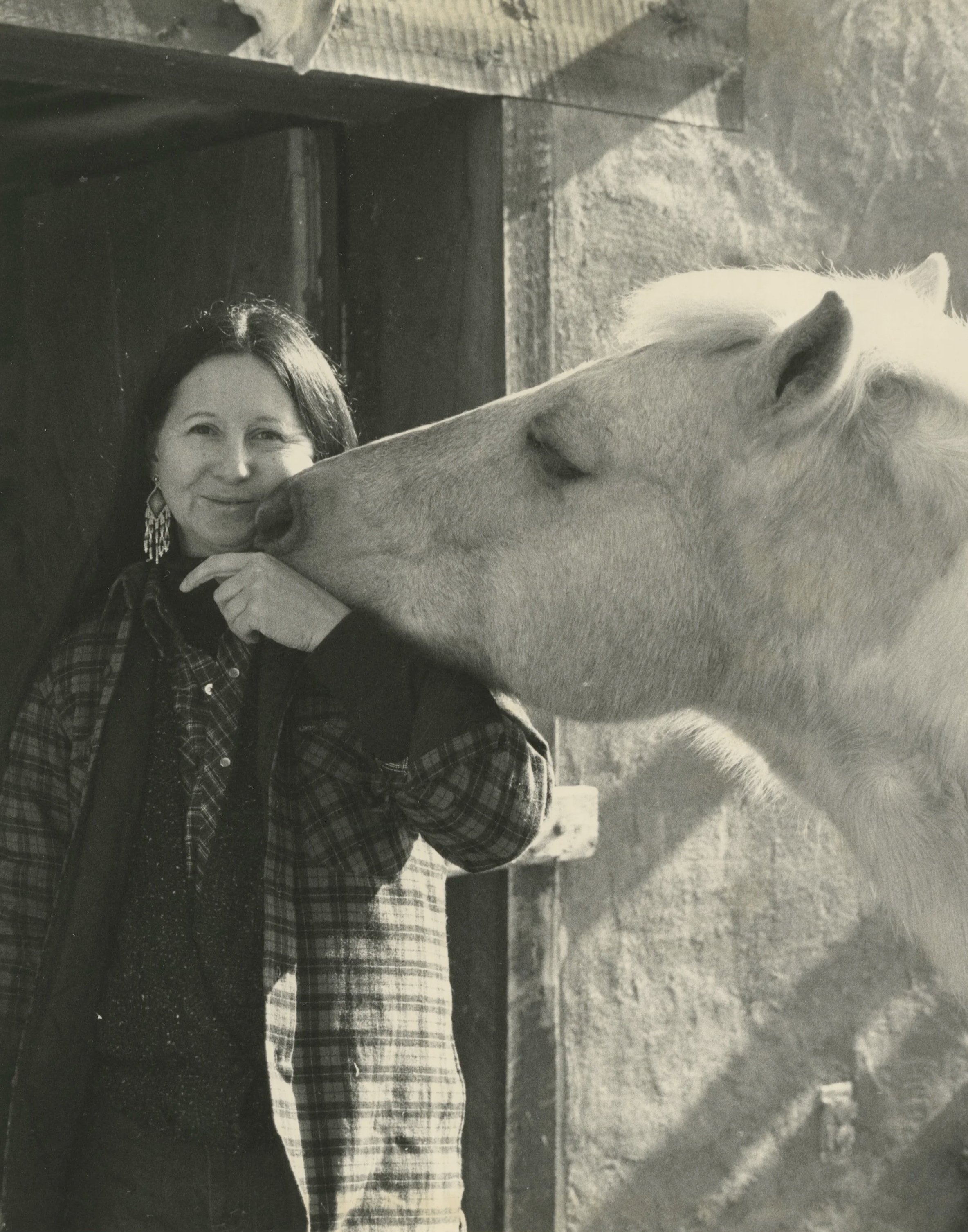 Jaune Quick-to-See Smith with her horse Cheyenne, 1992. Courtesy the artist and Garth Greenan Gallery, New York. Photo by Andy Ambrose.