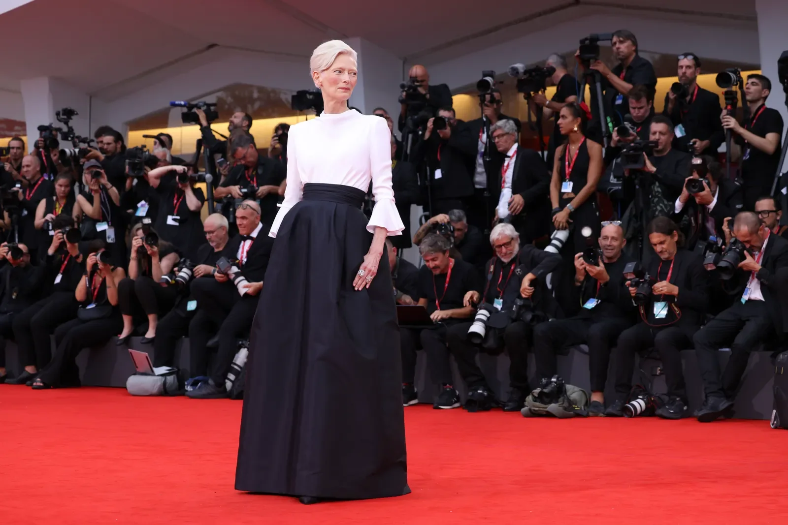 ¿ES ESTE EL LOOK DE INVITADA QUE NECESITAS?