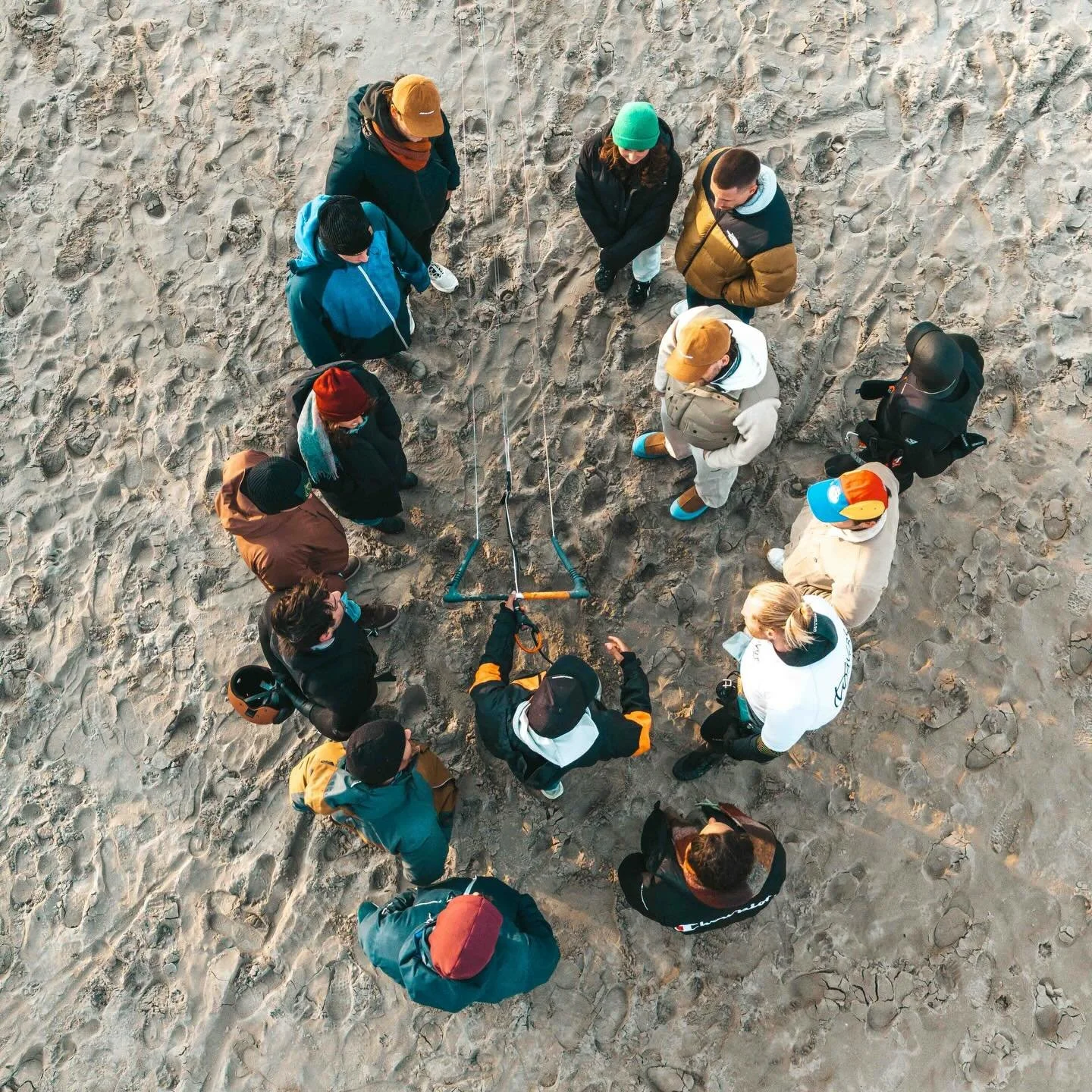 Snowy Tales!
Part 1
Gear pit stop powered by @the.line.smith 
Real professional and enthusiast of the kitesurf scene.
He showed us how important is to have proper a proper line set on.
Safety and performance riding at the same pace.

Follow @the.line