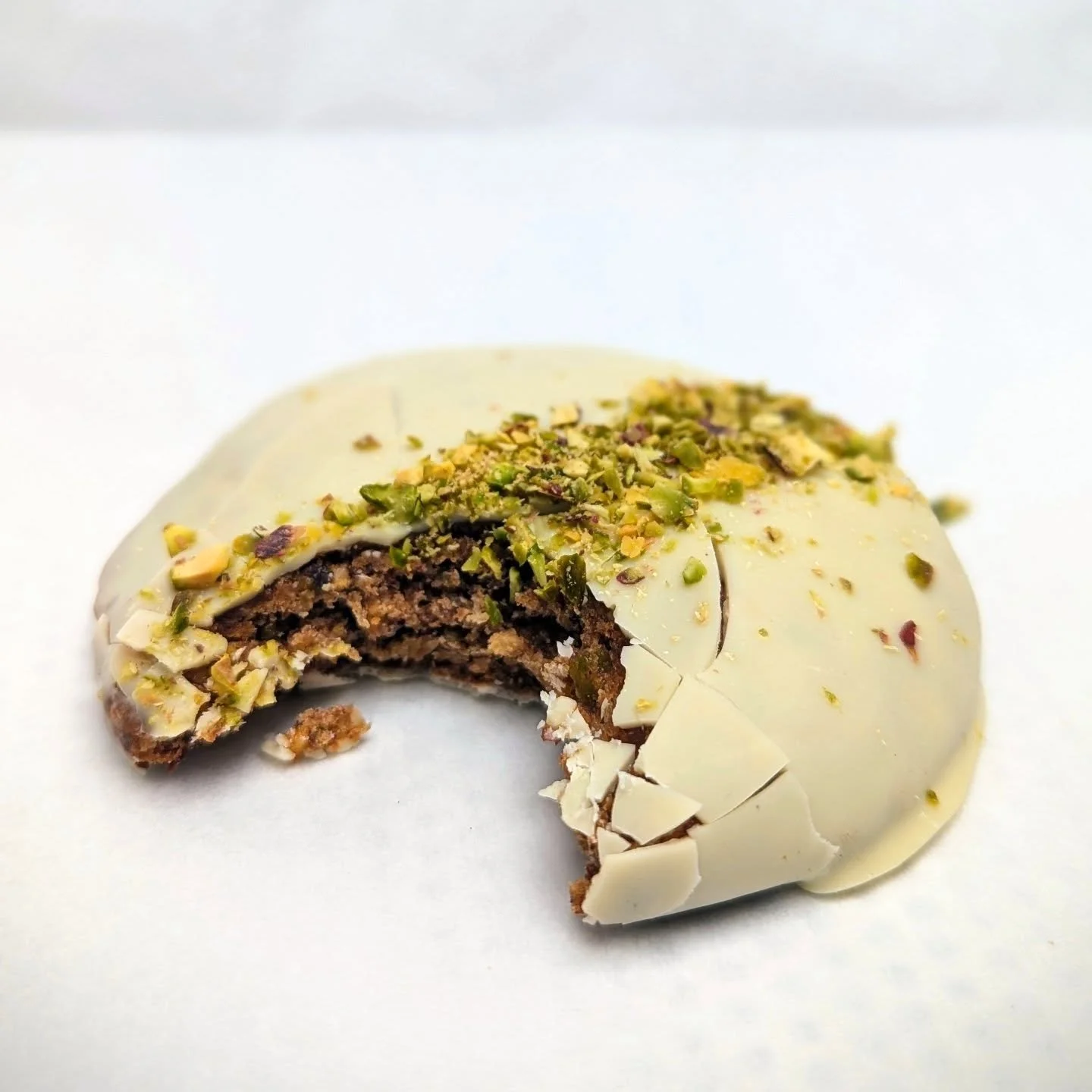 Pistazienlebkuchen 

Ger&ouml;stete Pistazien 
Felchlin Dominica Blanc
Kandierte Zitrusfr&uuml;chte 
Bl&uuml;tenhonig 
Bourbon Vanille 

So lange der Vorrat reicht - vorbestellen unter brotraum.bio