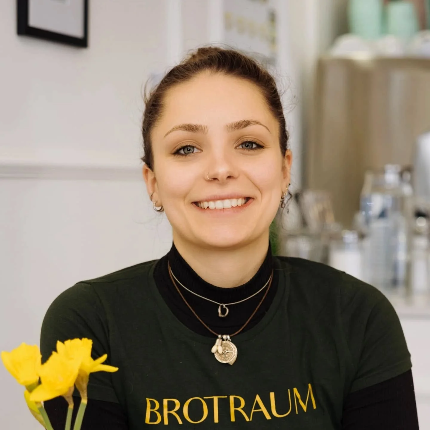 @christin.buettner war zu Besuch

Sie hat quer durch den Brotraum Tag alles eingefangen was uns besonders macht - vom tourieren, &uuml;bers aufmachen der gro&szlig;en Roggenbrote, bis zum letzten Schritt vom Blech in die T&uuml;te..

..sogar Freija h