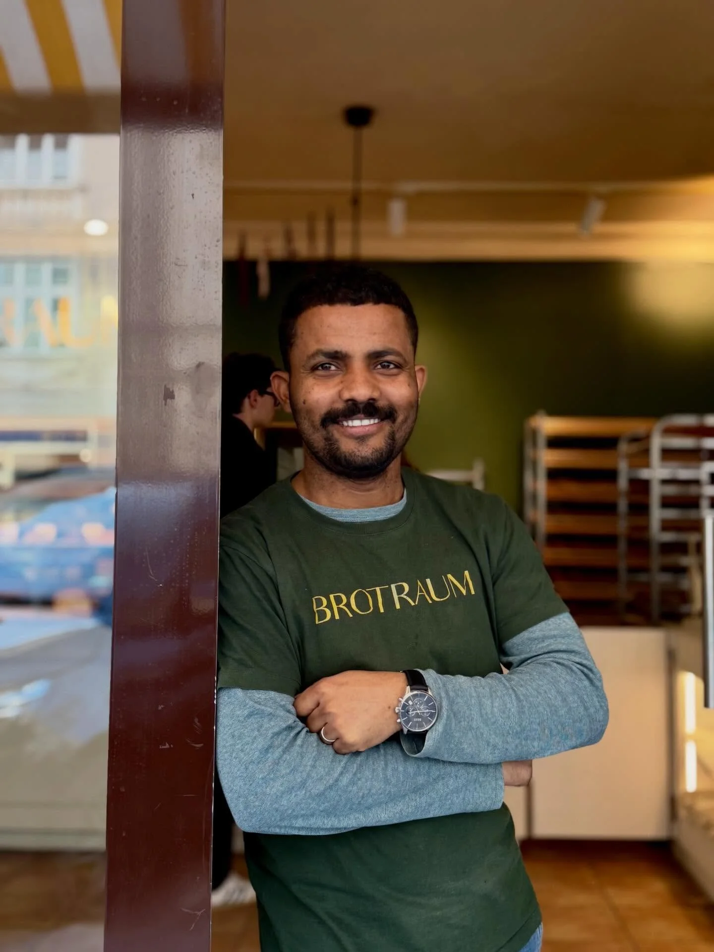 Meet Idris:

👨&zwj;🍳Erfahrener B&auml;cker 
☕️ Kaffee Pro
Seine St&auml;rke: Freundlichkeit