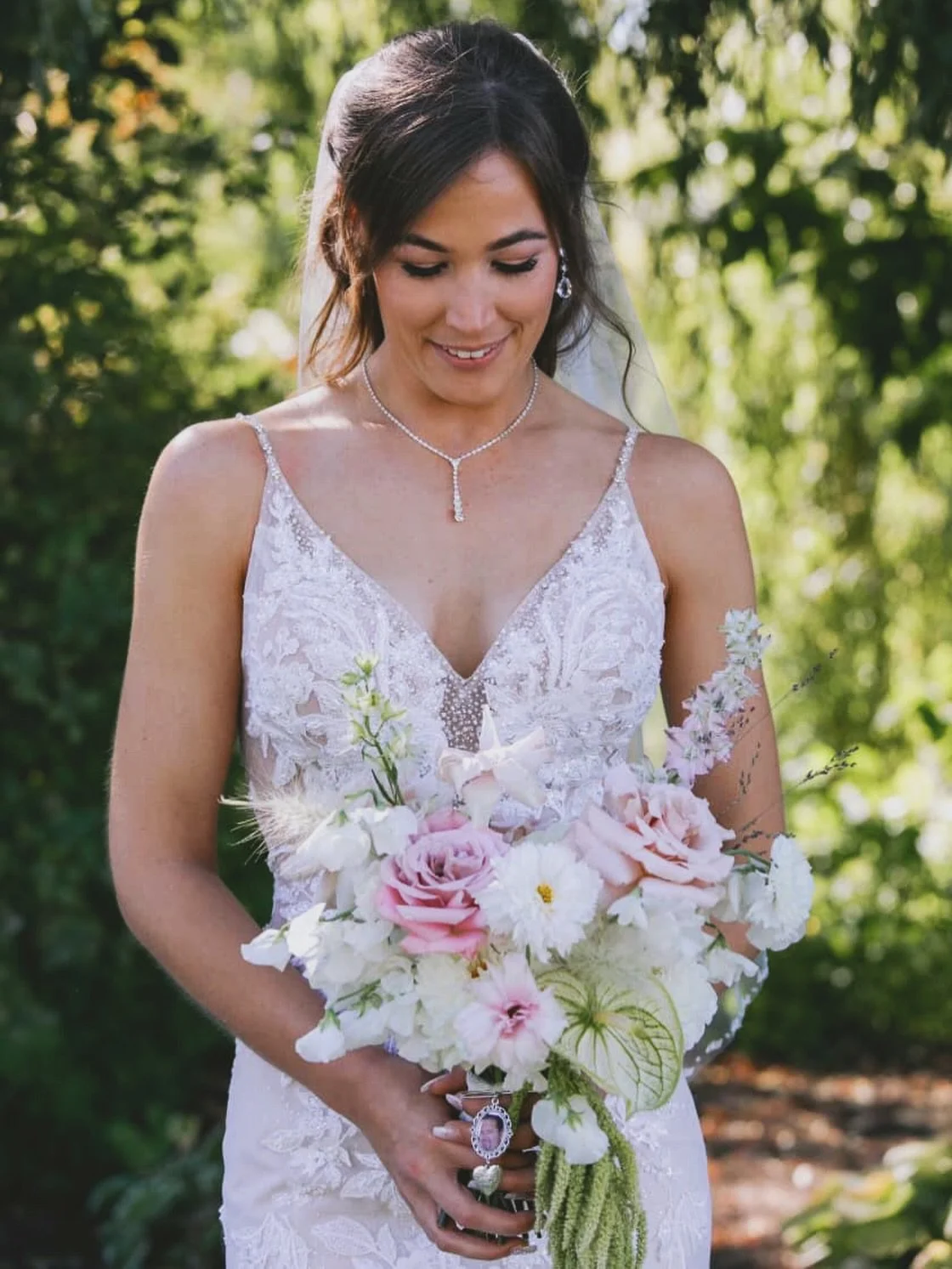 Blush, ivory, and soft textured greens made this bridal bouquet feel airy, loose and overall a vibe 🥂

a little mix of garden roses, sweet peas, lisianthus, cosmos, delphinium, and amaranthus to give it movement and a natural, airy finish. Perfect f