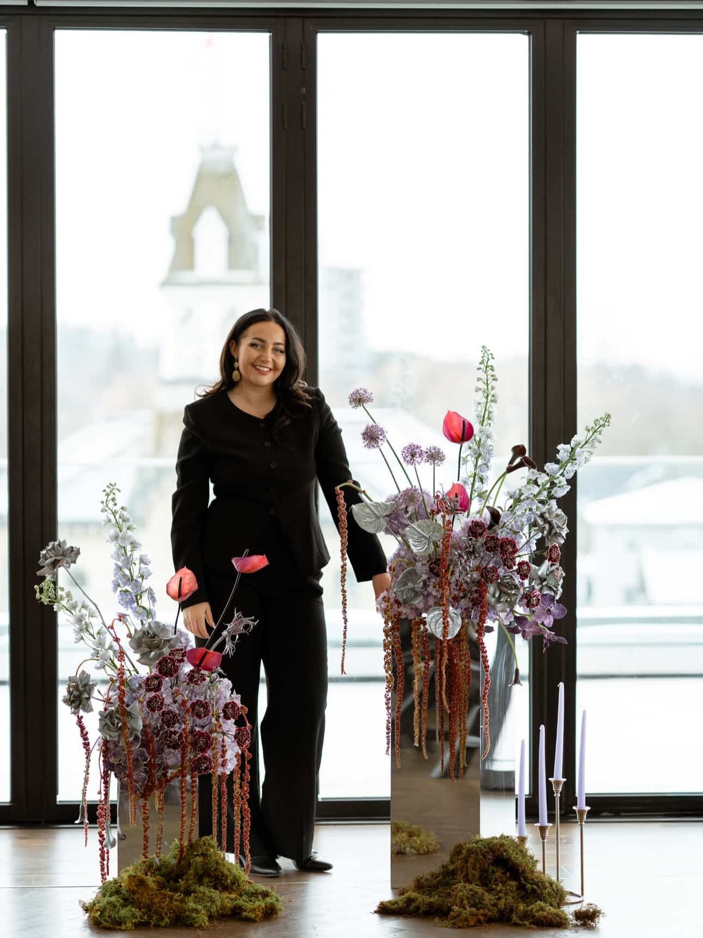 A moment for the mirrored plinths, and me too I guess 🥹

Florals: @wildhearts.inbloom 
Rentals: @hereventrentals 
Photography: @foxdenphotography 
Venue: @thepostmarkhotel