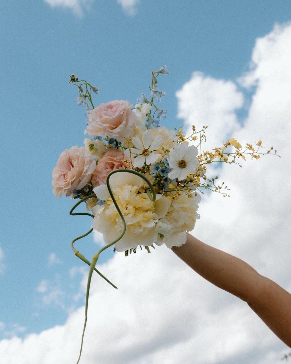 I miss peak peony season 🥹Throwback to summer days celebrating A+S @thebarneventspace 

Photographer: @jennawalkerphotos 
Venue: @thebarneventspace 
Florals: @wildheartfloralco