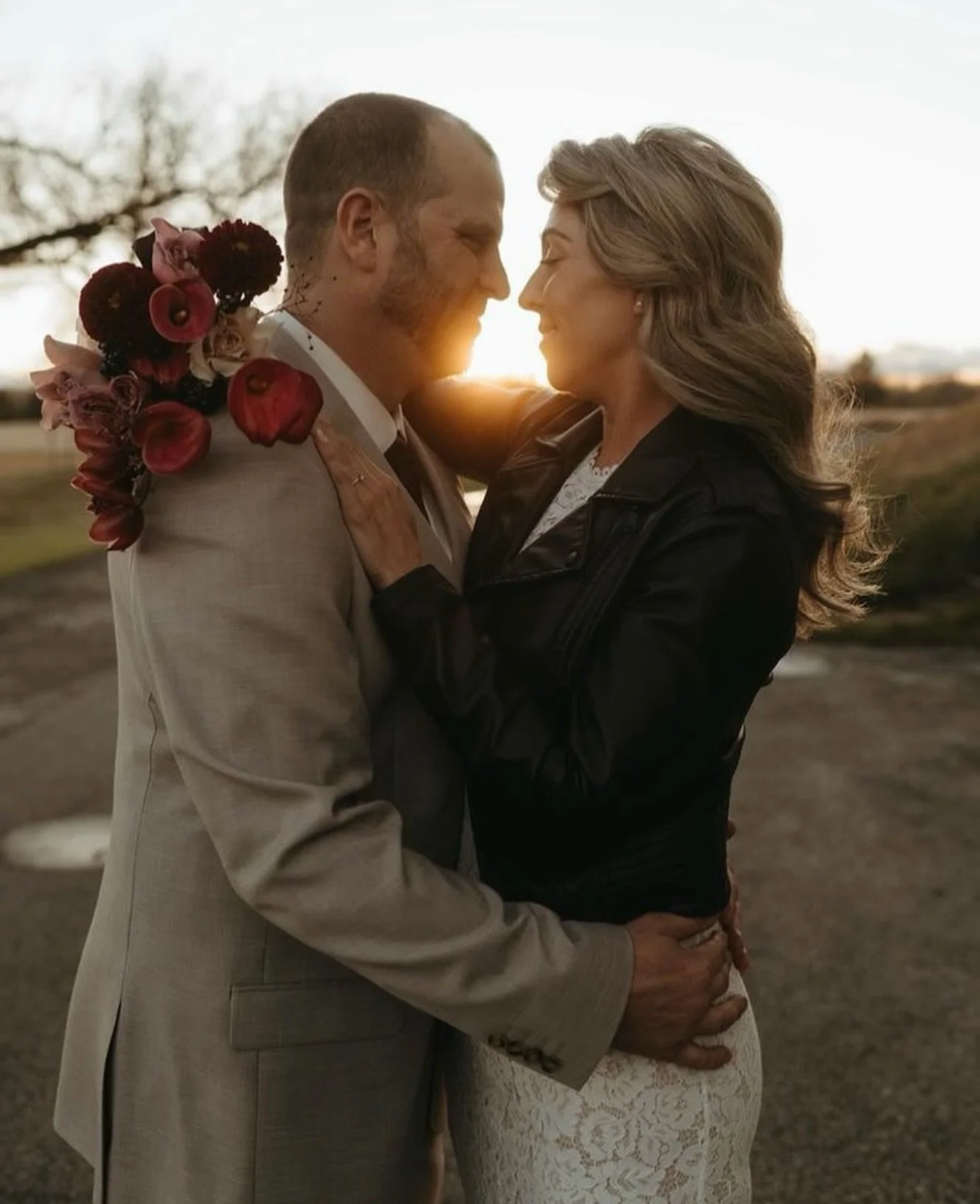 Happy anniversary to these lovers 🤍

Amanda will always hold a special place in my heart. She was one of the first people to trust me with her wedding florals, having only seen a few of my arrangements at our favourite local hair salon, @colourcentr