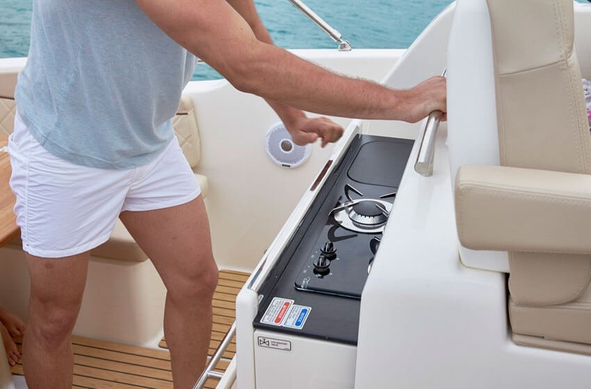 cocina lancha quicksilver sundeck.jpeg