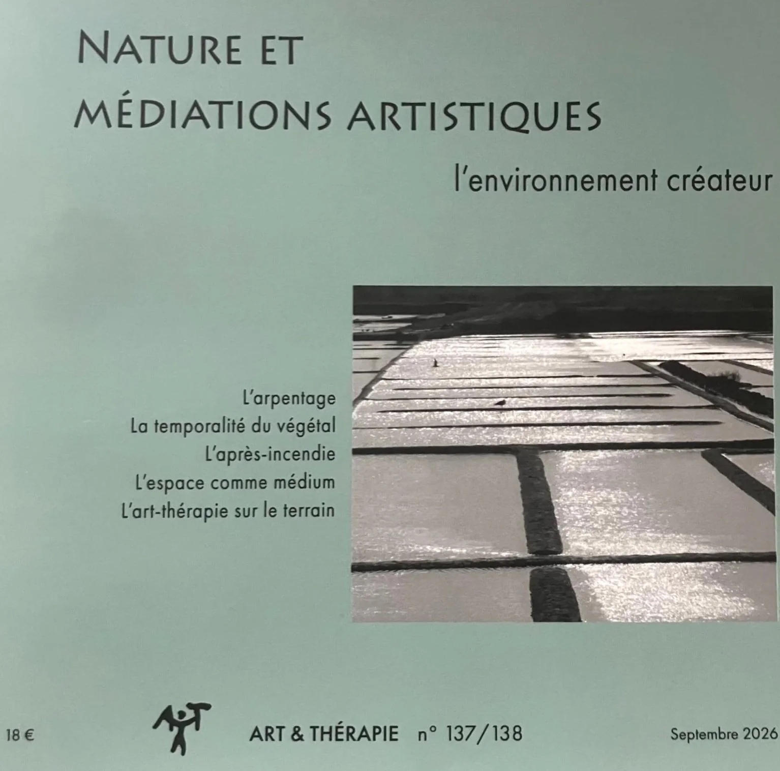 Une couverture du magazine Art & Thérapie consacrée à « Nature et médiations artistiques », avec une photographie en noir et blanc de parcelles agricoles et les thèmes liés à l’environnement créateur.