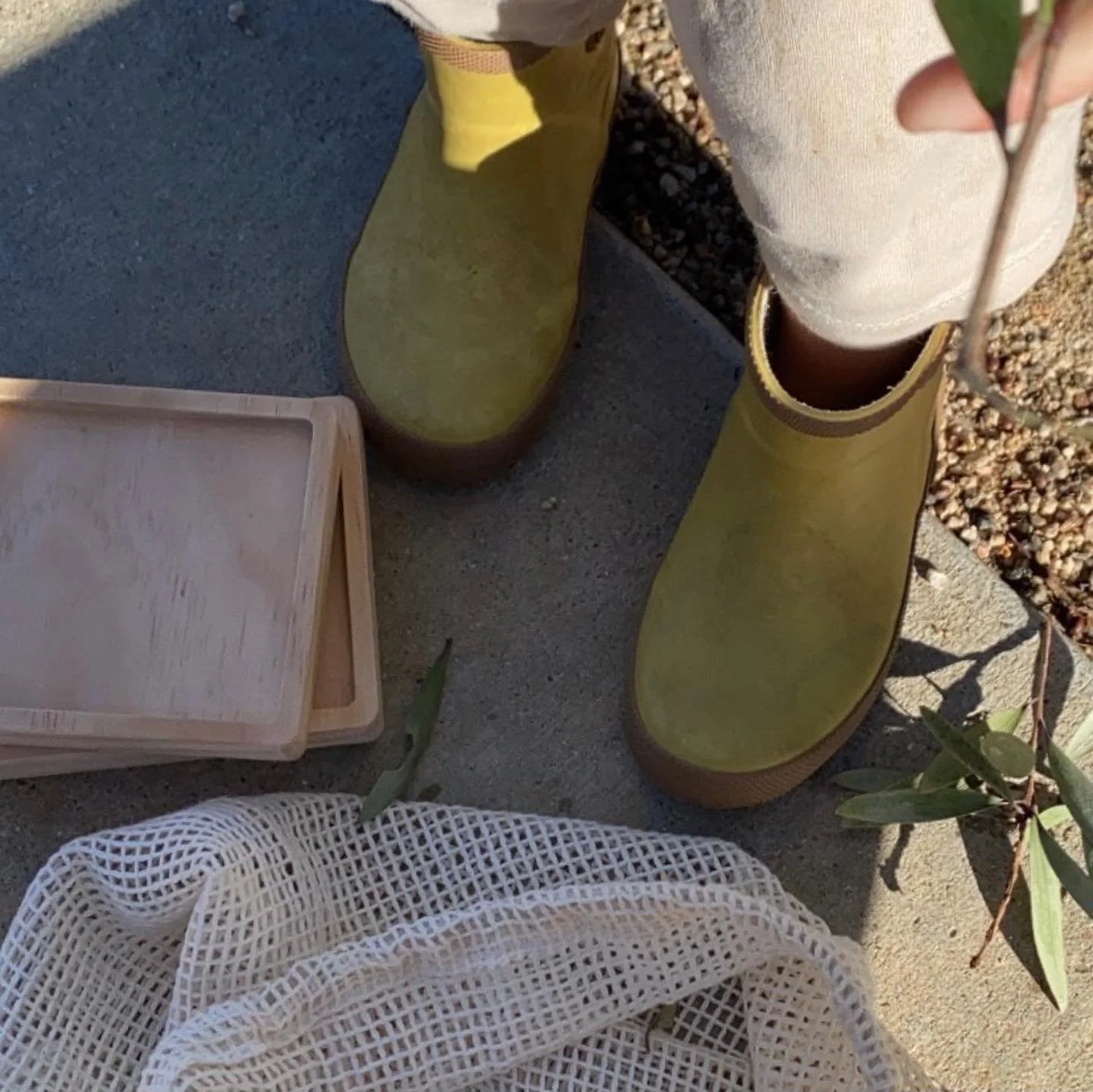 How can you get your children more interested in nature? 
Give them tools to discover and explore outside. 🌱 

Texture Trays via @leahpbradley