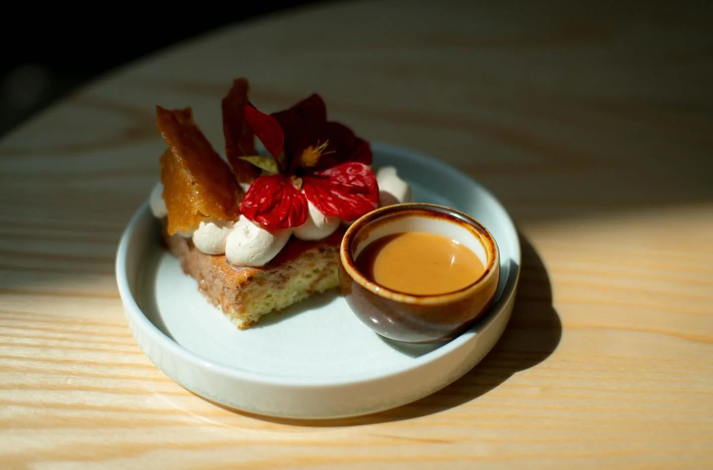 ✨ Horchata Tres Leches ✨ A soft, creamy tres leches cake infused with horchata, finished with espresso cream and a warm drizzle of dulce de leche &mdash; the perfect treat to sweeten your cozy fall weekend. 🍂🍰

📷: @lightandshadowphoto