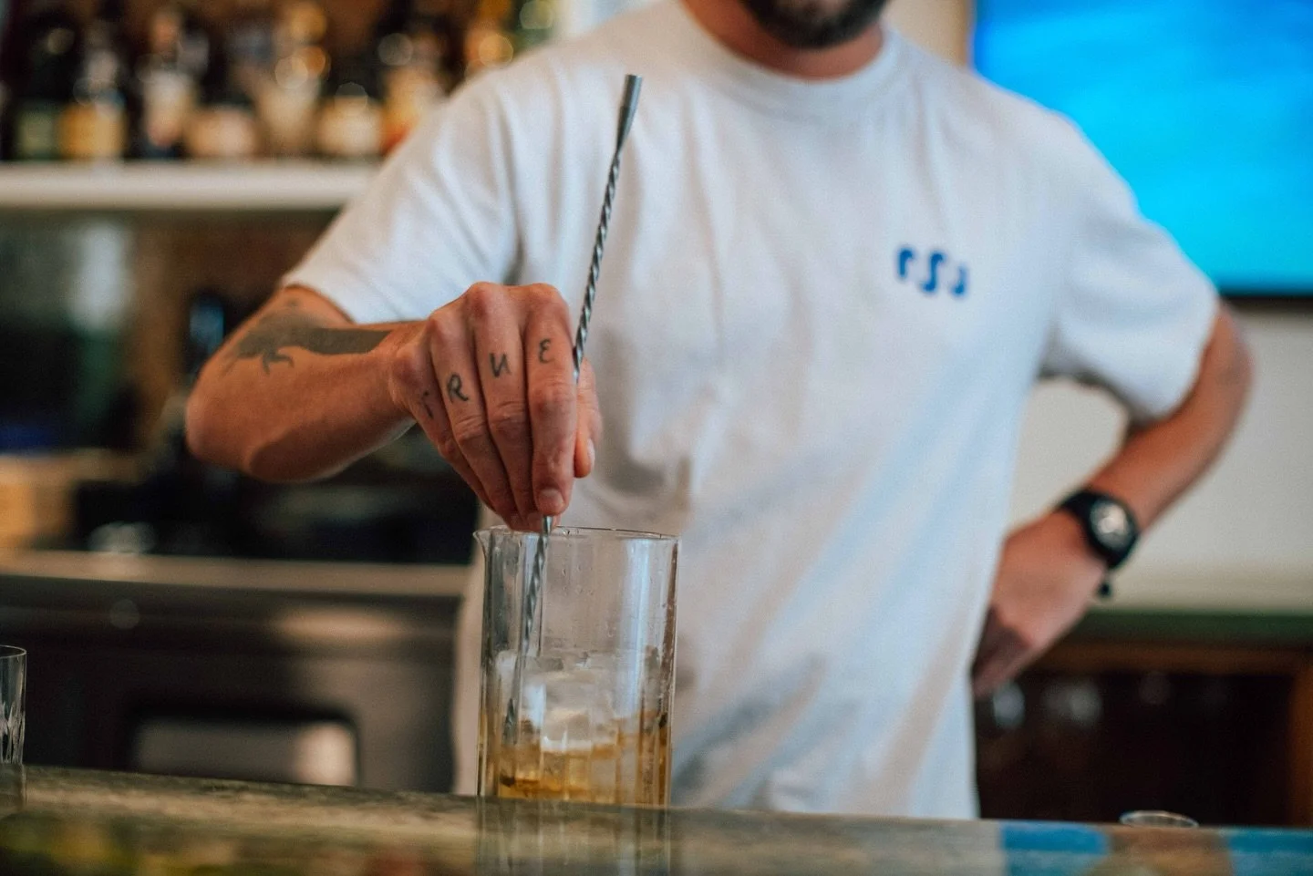 The weekend is upon us 🍸
We’re open at noon for lunch, dinner starts at 5PM and we’re serving up cocktails ‘til 11PM 🌊
Also, although we recommend it, reservations are not required. 
📷: @lightandshadowphoto