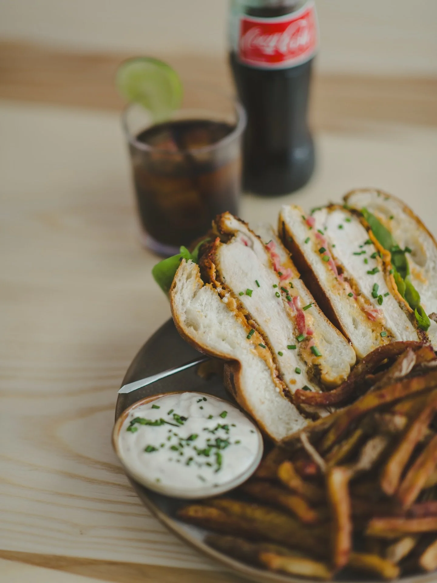 Lunch starts at noon 🌊

Piri Piri Chicken Sandwich / Crispy fried chicken / house-made piri piri sauce / Boston lettuce / pickled onions / manchego cheese /smoked paprika lemon aioli / frites and grilled scallion aioli

📷: @lightandshadowphoto