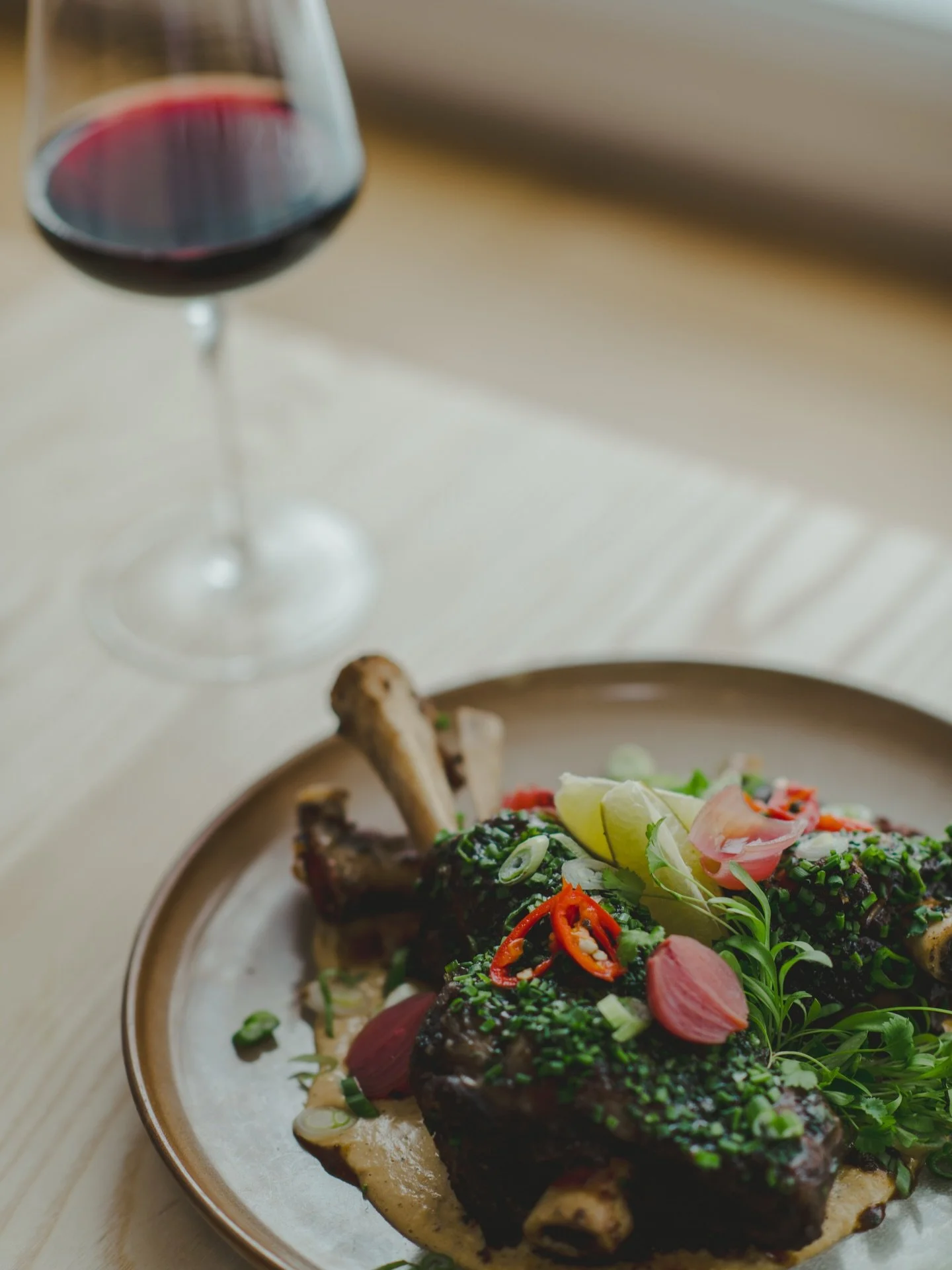 Half priced wine BTB all day, every day on Tuesdays 🍷

Pinot Noir + Lamb Shank = 🥇

Roasted lamb shank / Moroccan hummus / spiced jus

📷: @lightandshadowphoto