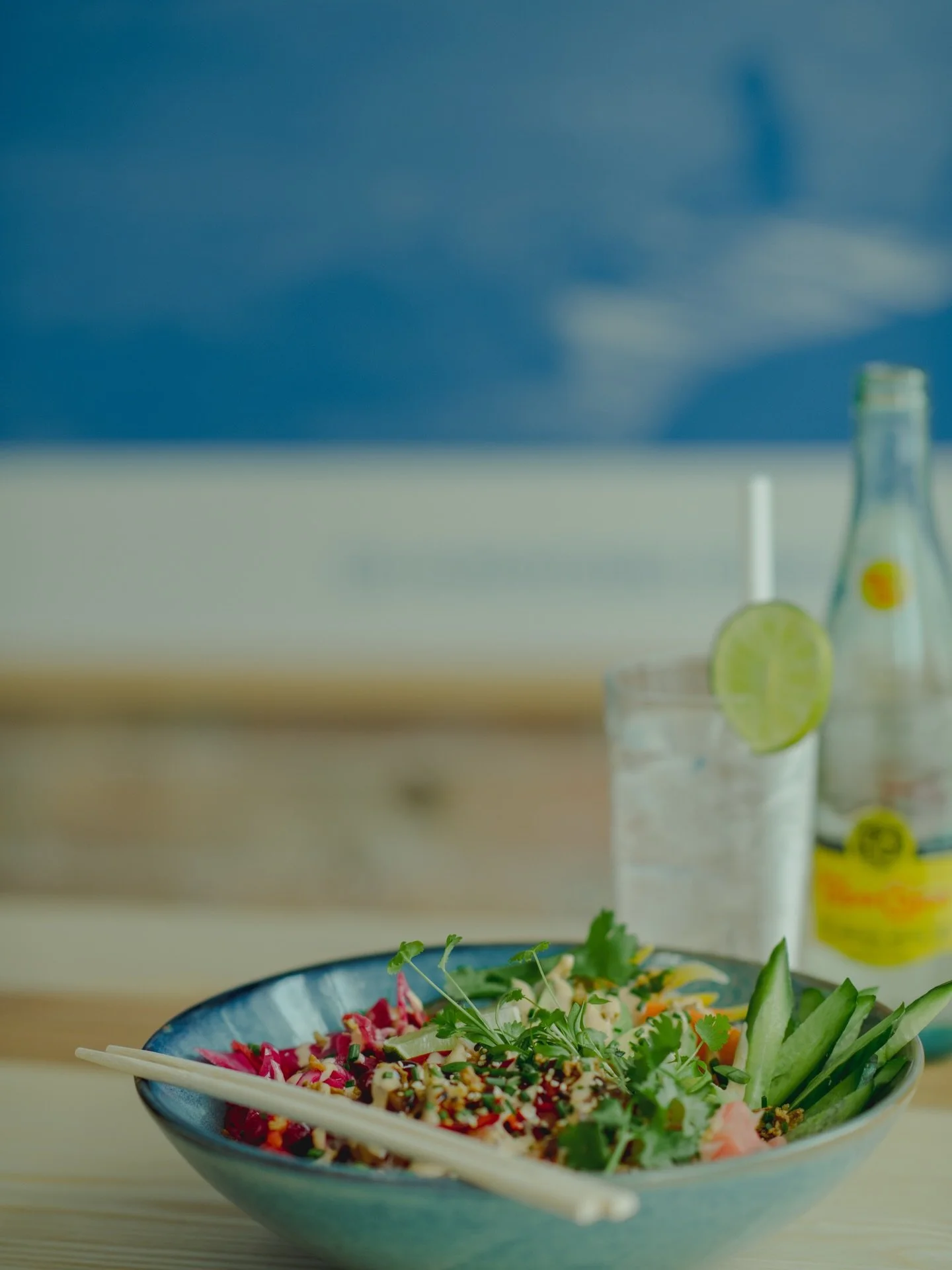 Tuna Poke is back 🌊

Grab a spot for lunch and tuck in 🥢

📷: @lightandshadowphoto