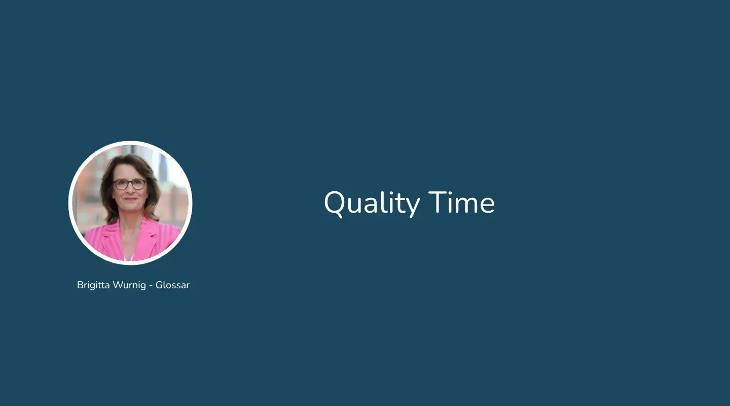 Weiße Schrift "Quality Time" und Foto auf dunkelblauem Hintergrund