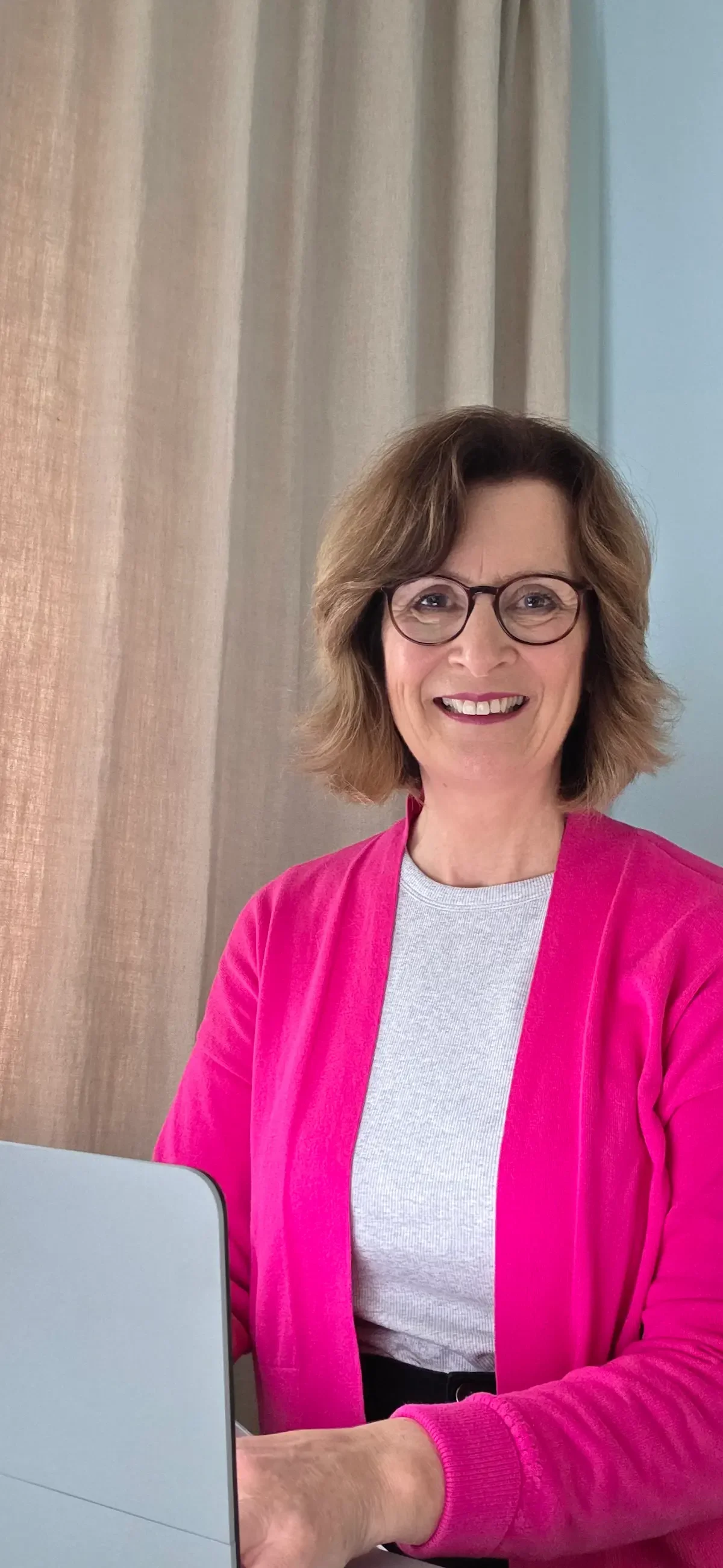 Brigitta Wurnig am Schreibtisch  mit Laptop