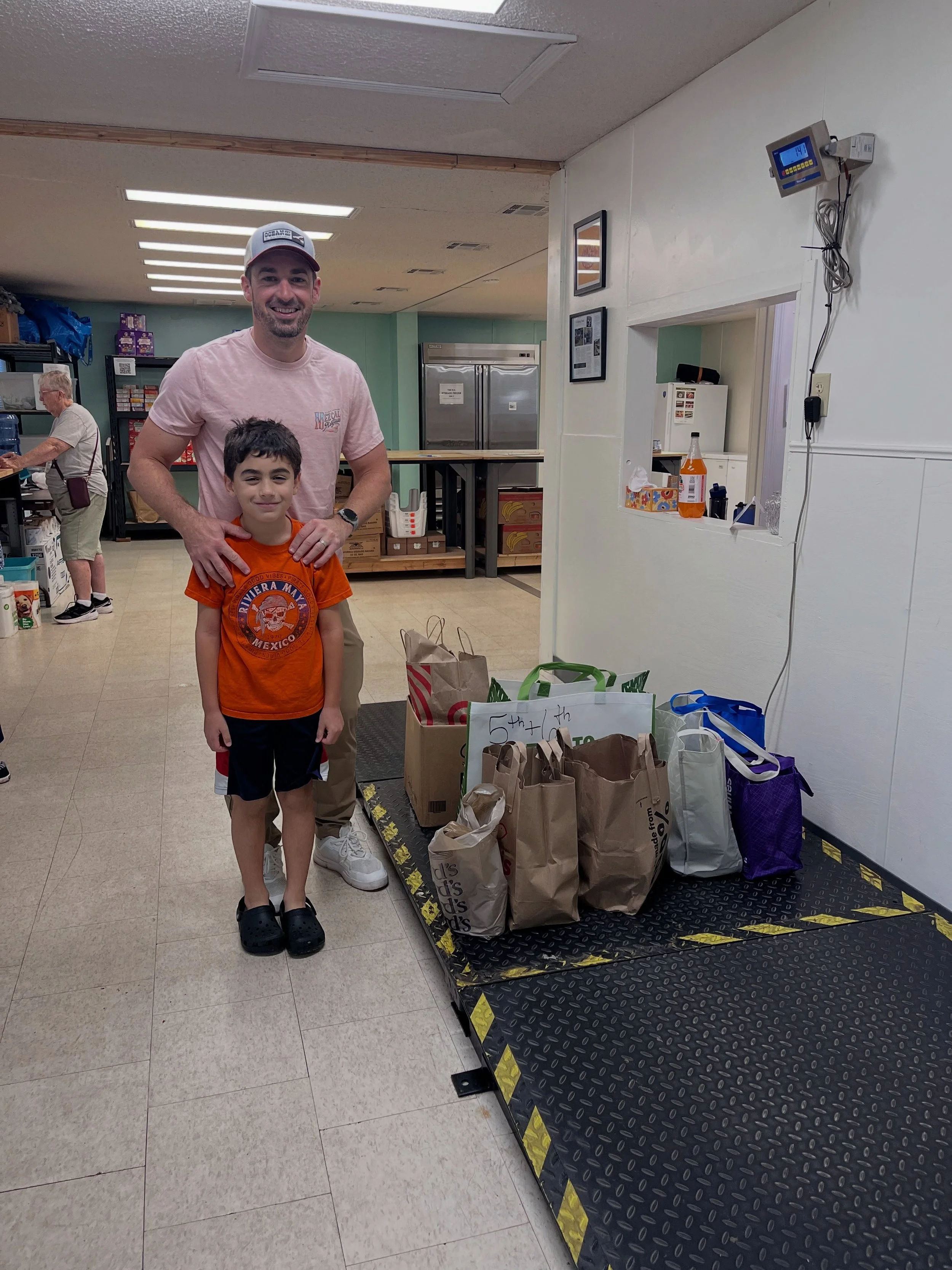 142 pounds of food from @fbschool dropped off this morning 💫 A great big thank you to these kind &amp; generous students for helping feed their neighbors!