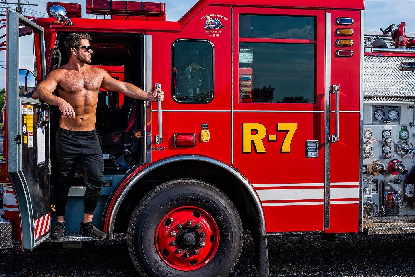 Just when you thought the fire department only puts out fires, here comes this dude, starting one.

Thank you to the men and women on the Detroit Fire Department; specifically, Shop #524 / Engine R-7!

Photographer: @cptdetroit for @digs_photography 