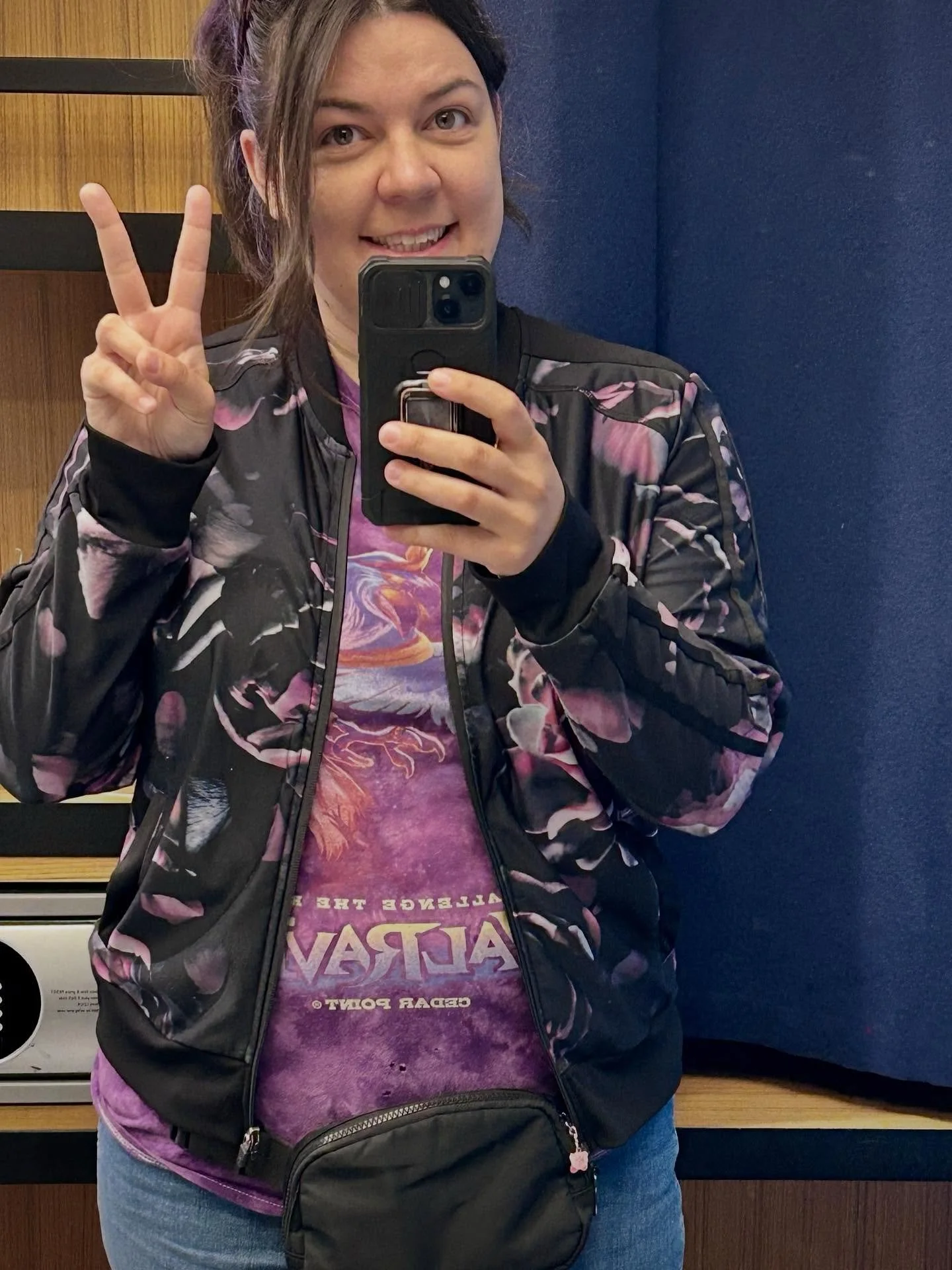Salut! 👋 Moi c&rsquo;est Val! Mais si tu me suis, tu le savais d&eacute;j&agrave;. J&rsquo;aime le mauve 💜 c&rsquo;est ma couleurs pr&eacute;f et je suis &ldquo;brand&eacute;&rdquo; jusque dans les cheveux. J&rsquo;ai aussi un petit c&oelig;ur mauv