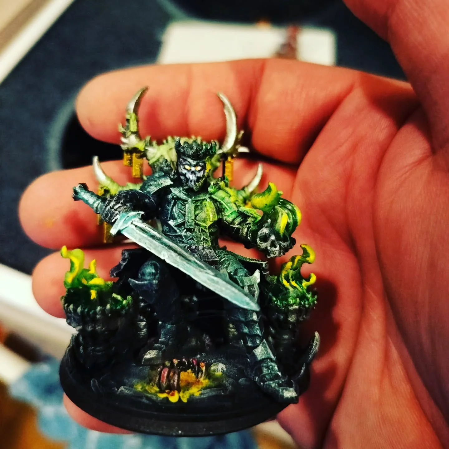 Kulkos the Giant Lich King, made with Eldritch Foundry. Slap-chop primed, undercoated with Vallejo shifter paints then applied a layer of @thearmypainter fanatic plate metal and speed paint 1.0 prismatic bolt.

#bardngeek #dnd5e #dnd #eldritchfoundry