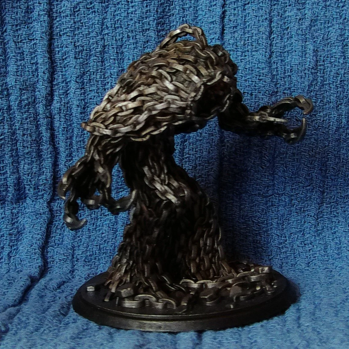 Loved painting this Chain Golem from PaintYourMonsters. The sculpt really made it super easy to get dynamic highlights and and great contrasts with the Army Painters Gun Metal, Steel Plate Armor, and strong tone wash.

#dnd #dnd5e #dndminiatures #pat