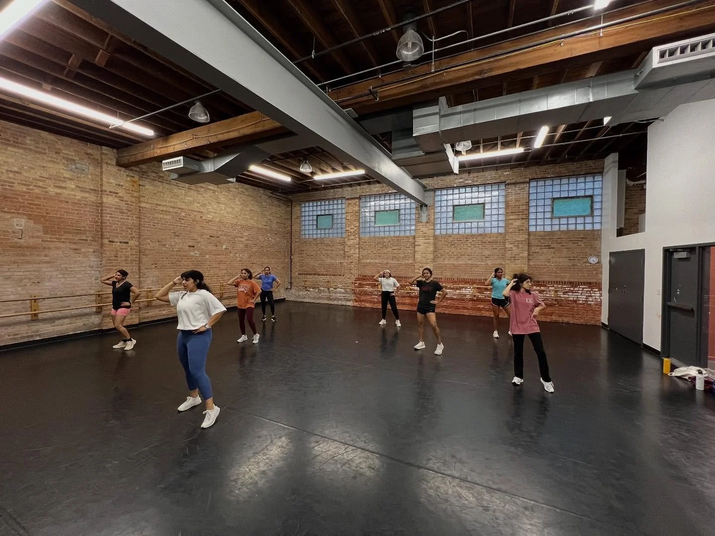 Last week we had our FIRST adults Bollywood class with Ravisha! We had the best time and brought back all the throwback vibes with Discowale Khisko 🤩🕺🏽💃🏽

Come join us at our next class on October 13th taught by Keenna! Sign up at www.ranidance.