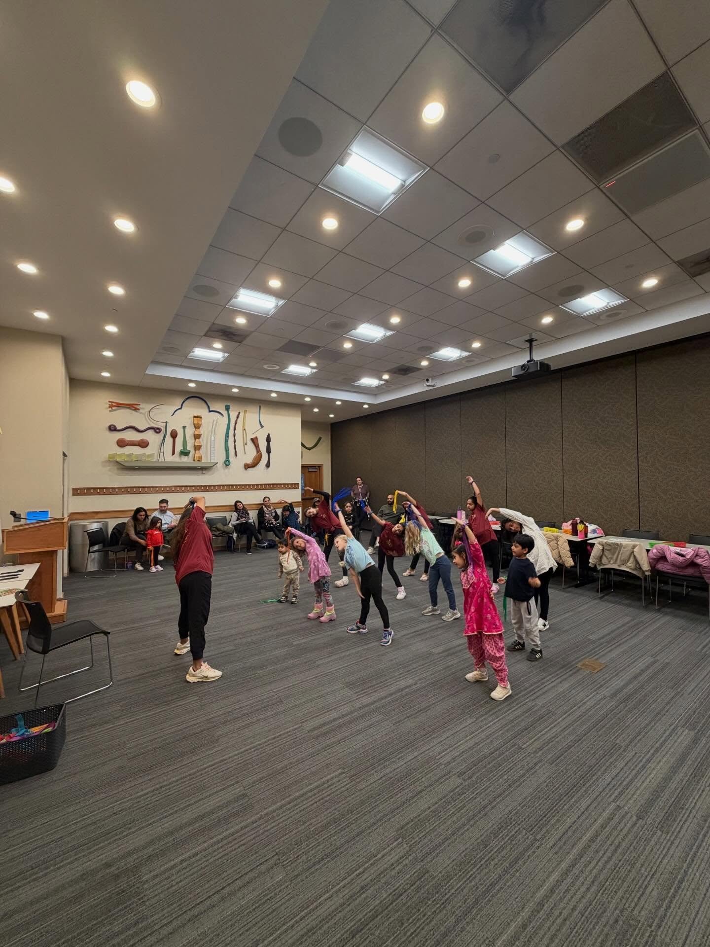 Back at Des Plaines Public Library for a Holi class! 🌈 Rangoli coloring, story time, and a Bollywood dance class to celebrate. What a fun time! 🙌🏽🕺💃