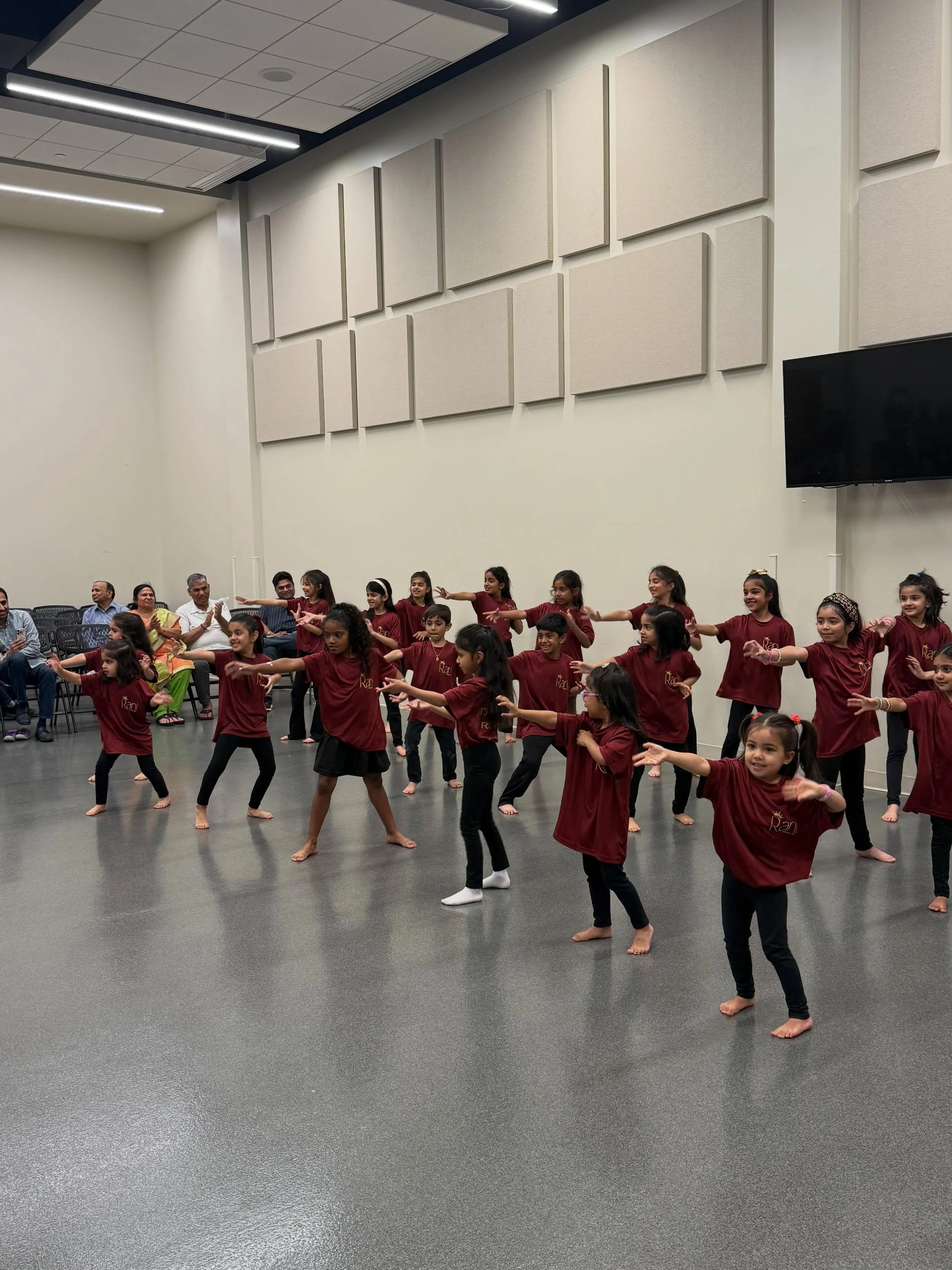 Today we gathered with our Rani dance families and students to celebrate the end of our Spring session! The kids performed their routines and celebrated their hard work with pizza and ice cream from @cookiespinchicago 💃🕺

Days like these are remind