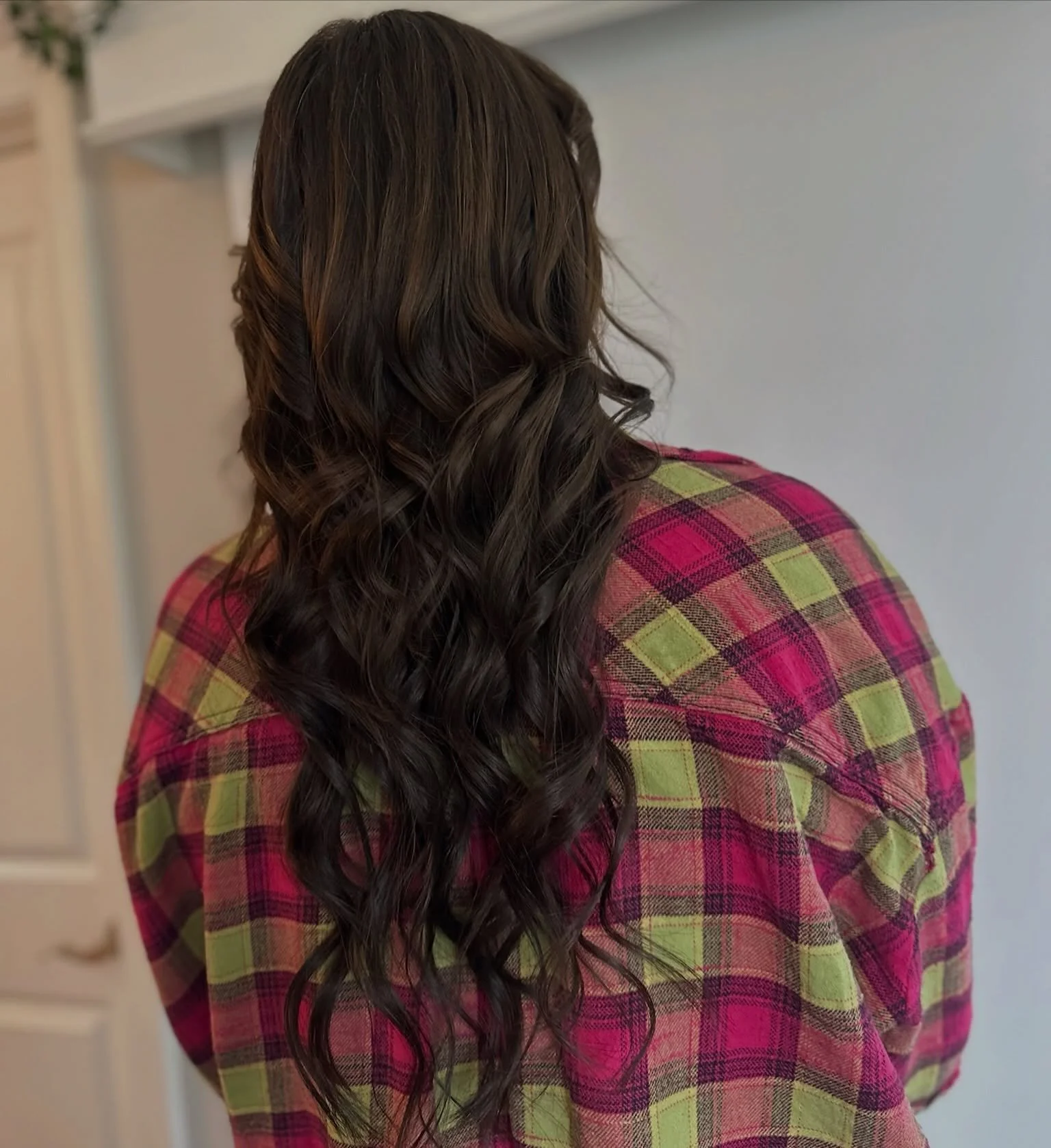 @rebekah_bodymindspiritsalon added some length and fullness for this beauty! 
First pic ➡️ final look
Second pic ➡️ during 
Third pic ➡️ before 

#groton #extensions #brunnette