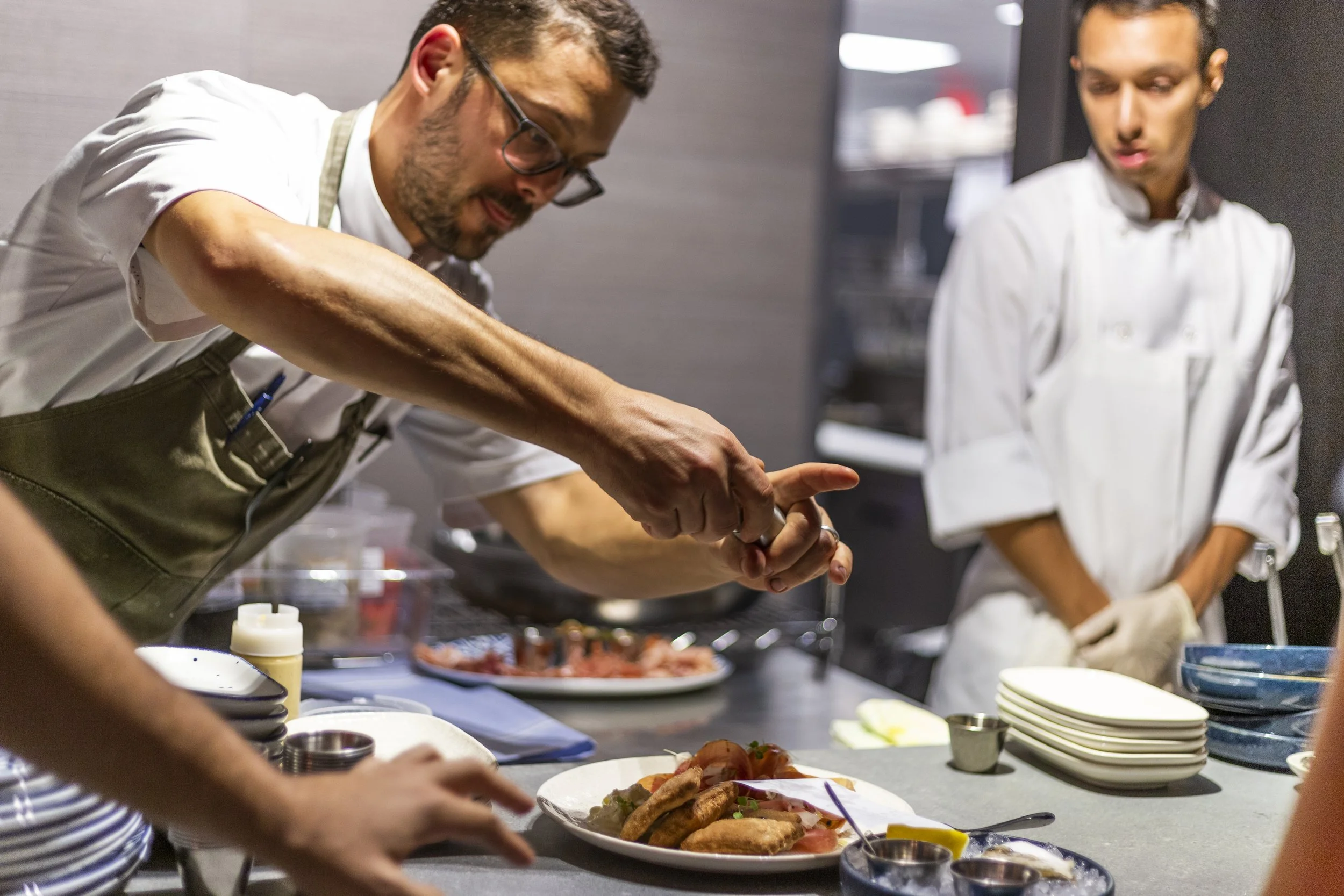 Alcove_Chef Max Garnishing_Niklas Weikert.jpg