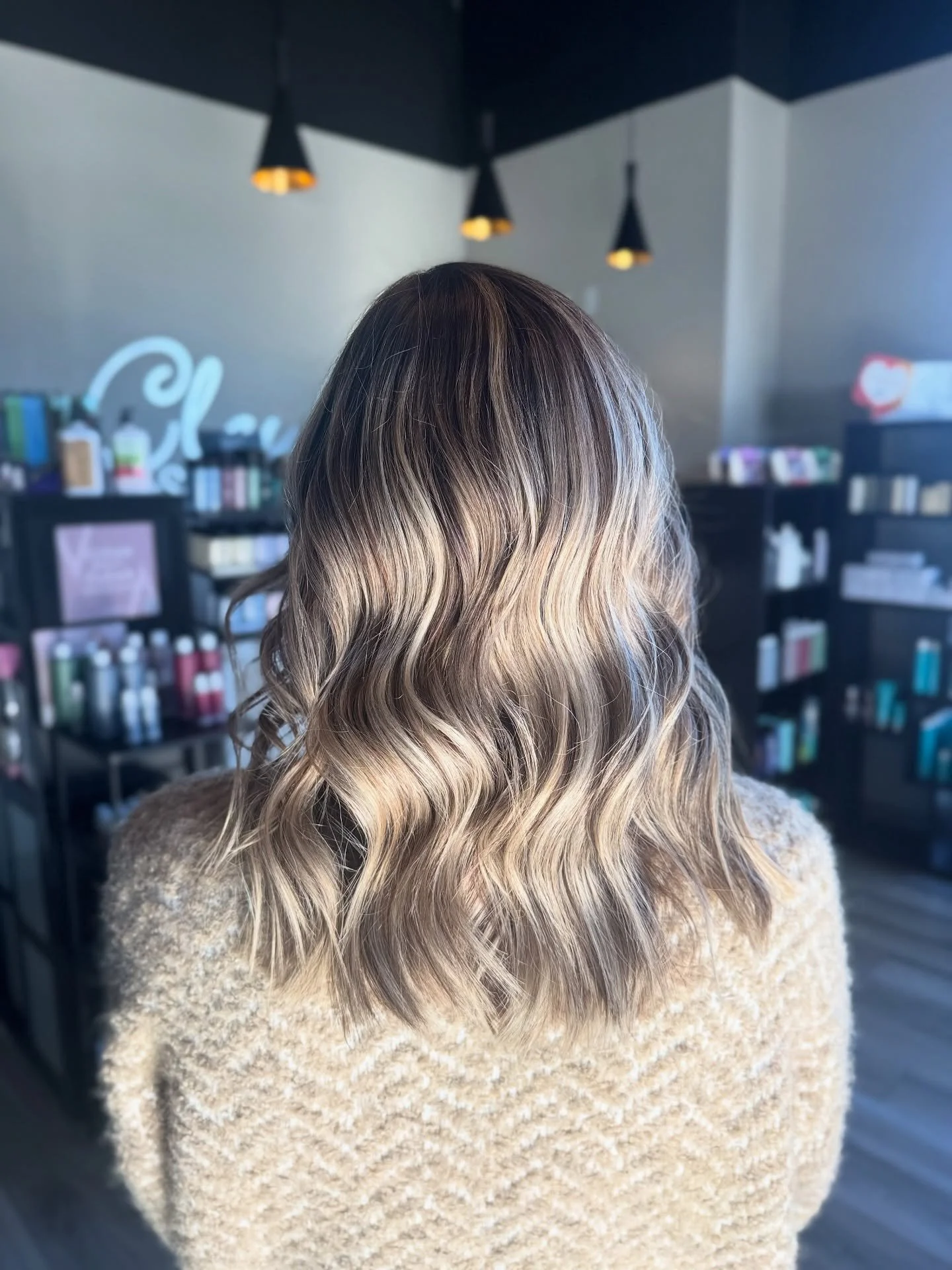 When the sun shines in and cooperates perfectly 😘☀️

Book and appointment at cloud9salonanddayspa.com

#balayage #lowlight #fall #winter
