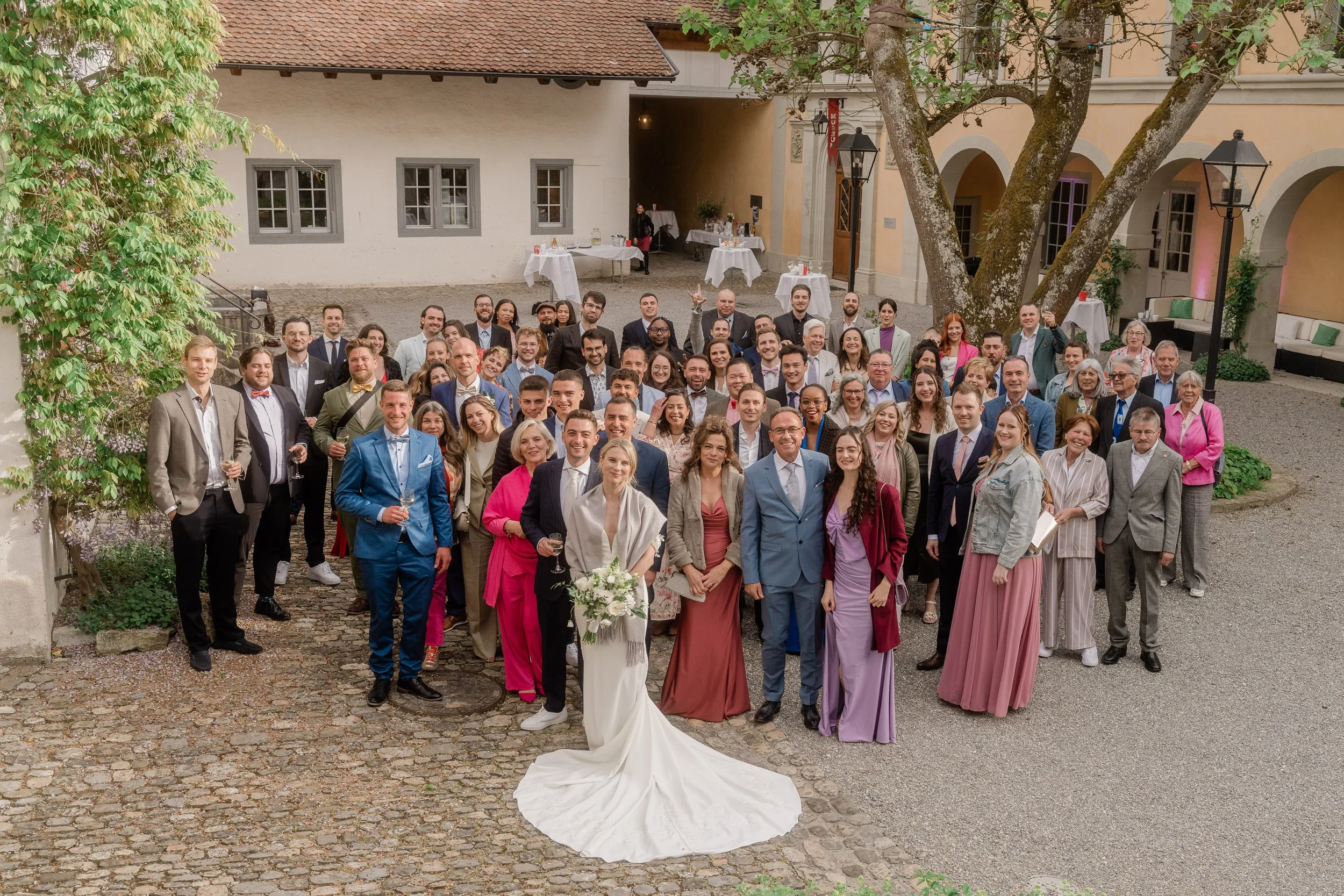 Gruppenfoto im Innenhof des Schloss Liebegg