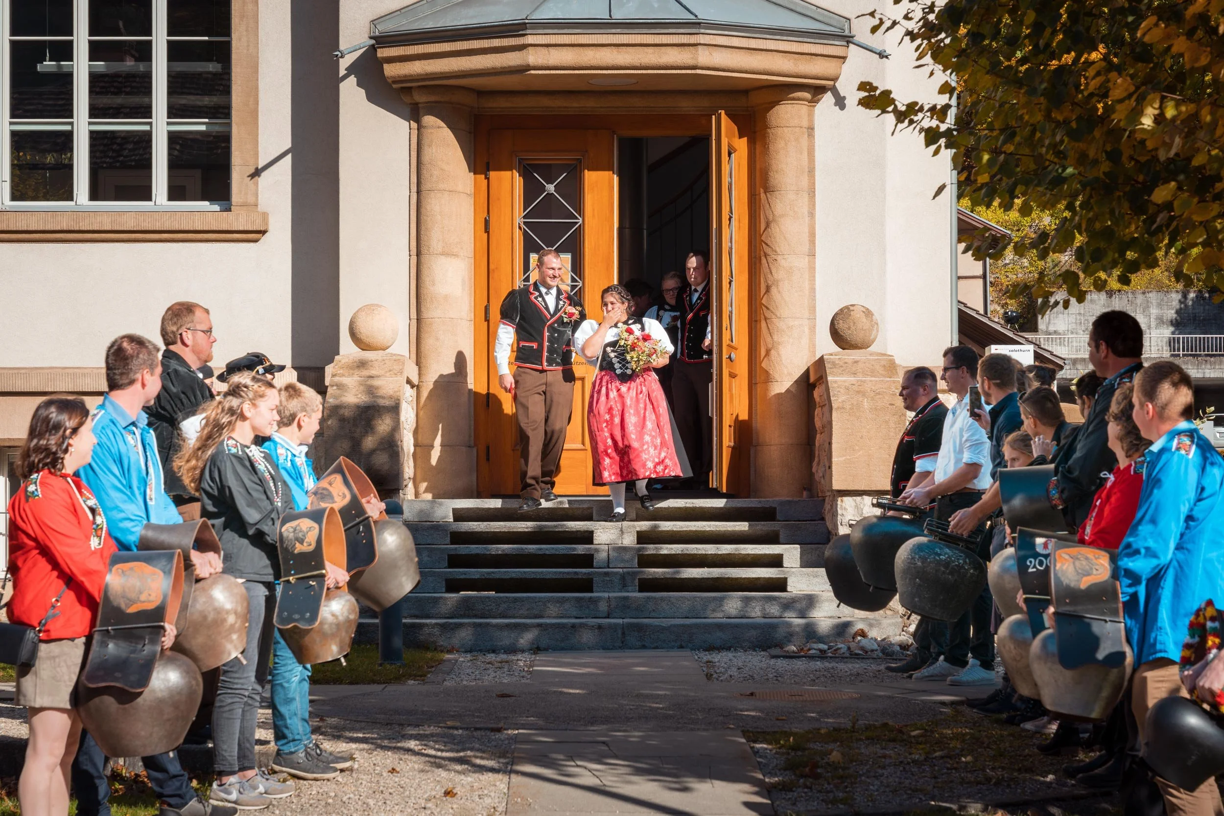 Herbstliche Trachtenhochzeit – Berner Tradition trifft Emotionen