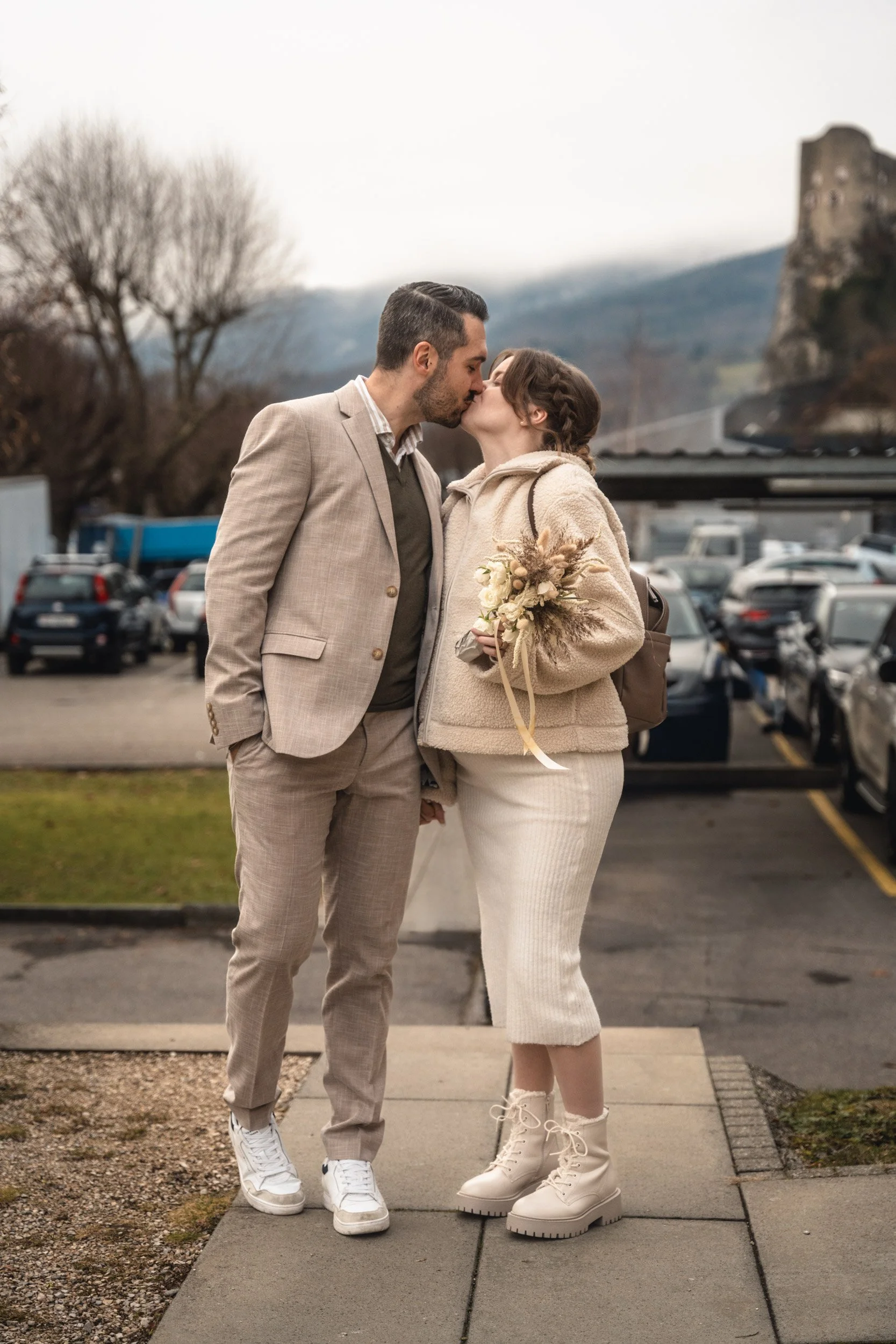 Sarah und Kevin bei ihrer standesamtlichen Trauung in Balsthal im Winter