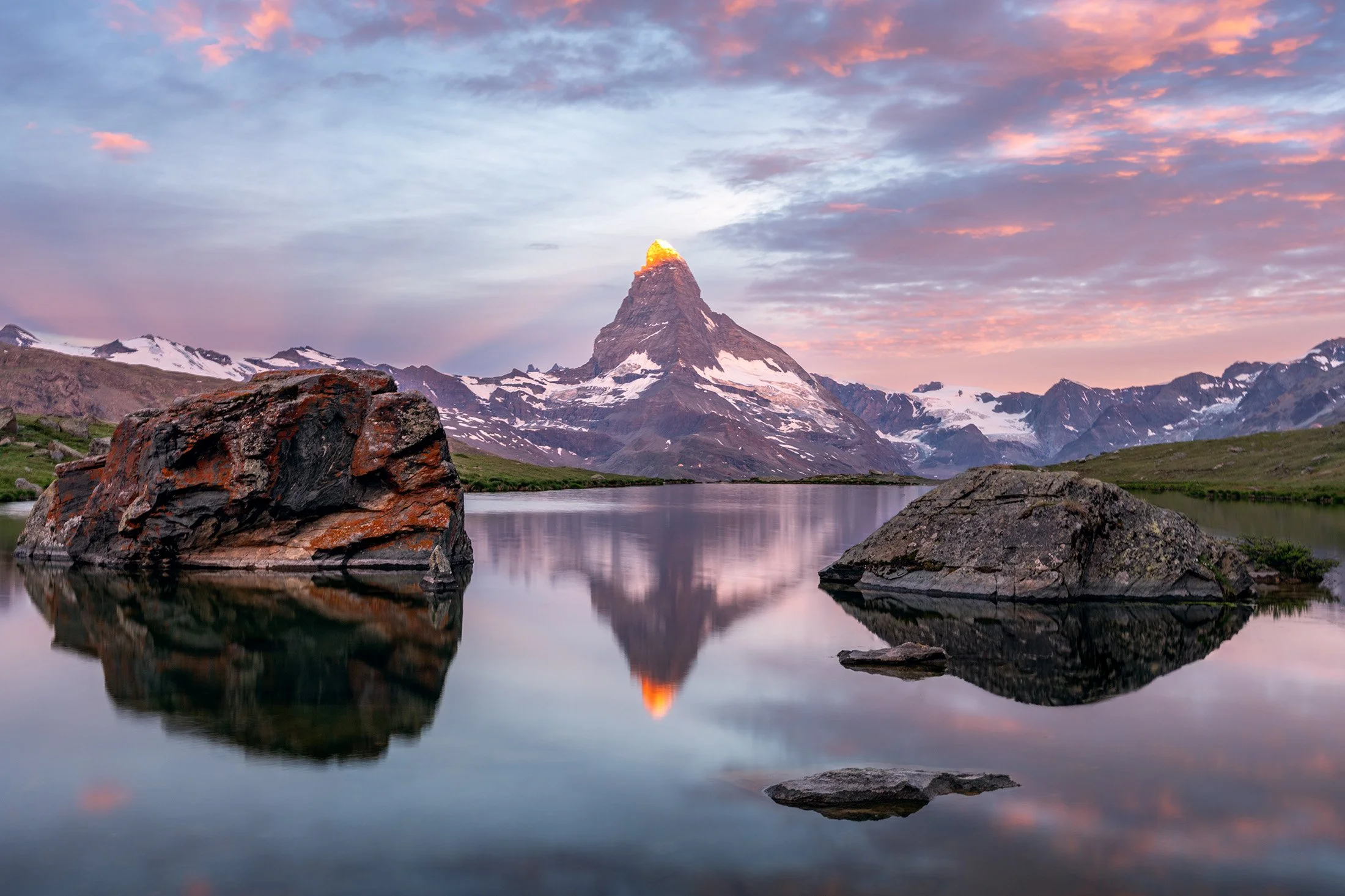 Sonnenaufgang über dem Stellisee mit Matterhornspiegelung - Zermatt - Wandbild