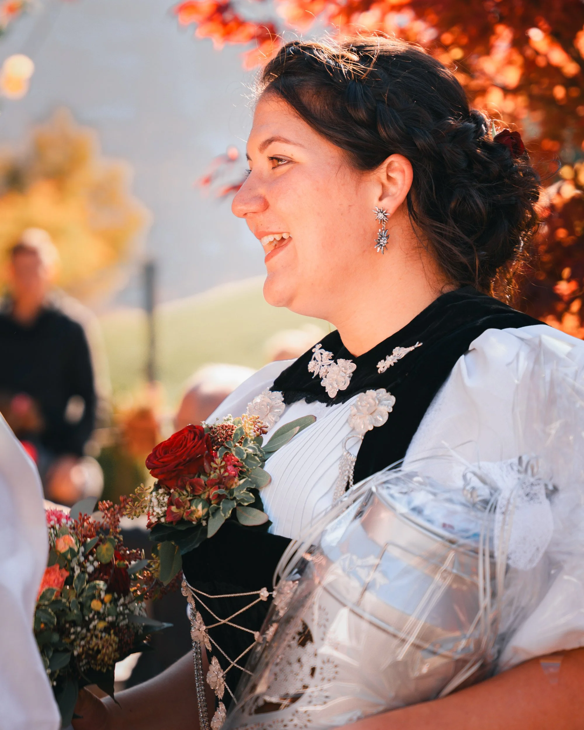 Emotionale Trauung bei Berner Trachtenhochzeit im Herbst