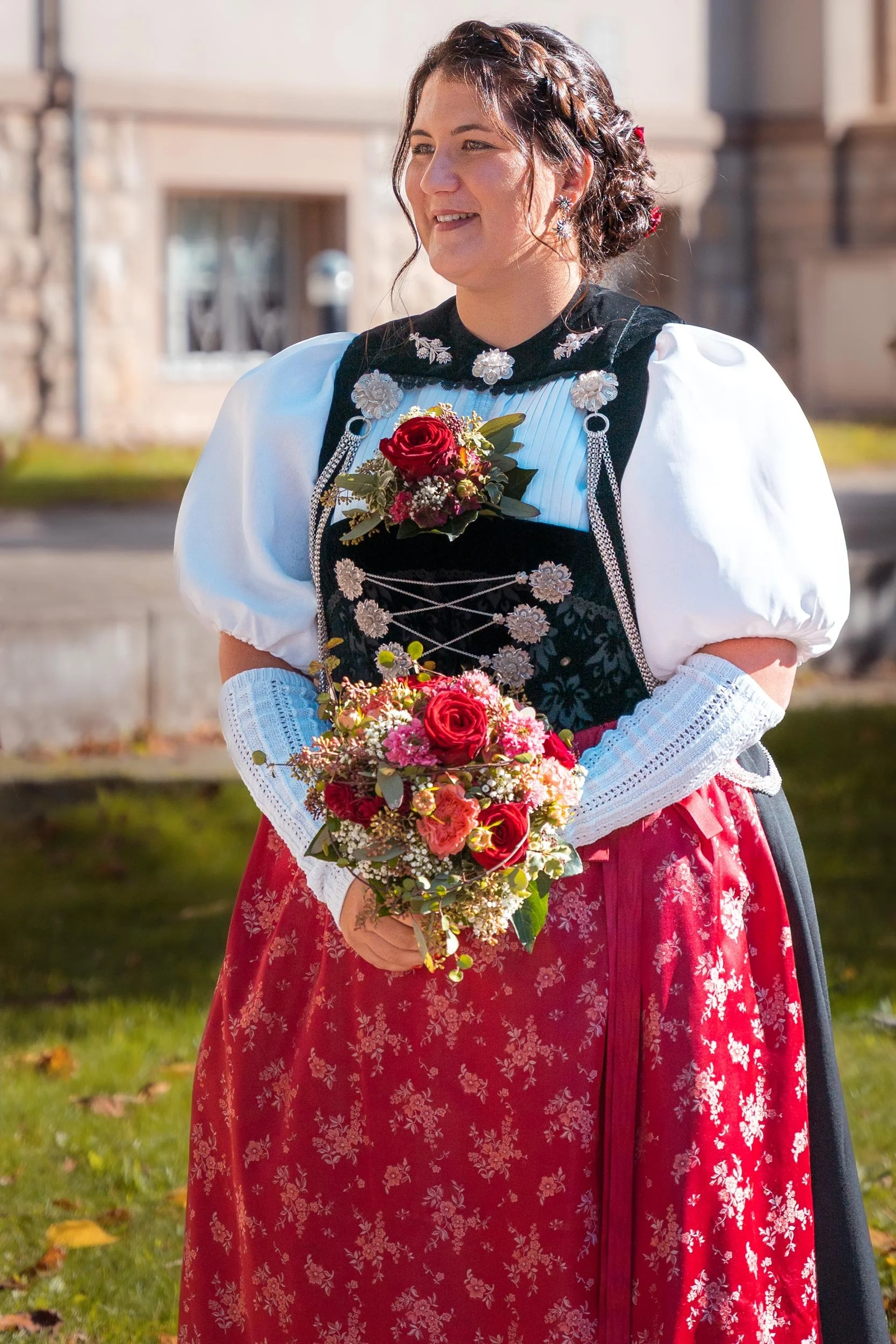 Emotionale Trauung bei Berner Trachtenhochzeit im Herbst