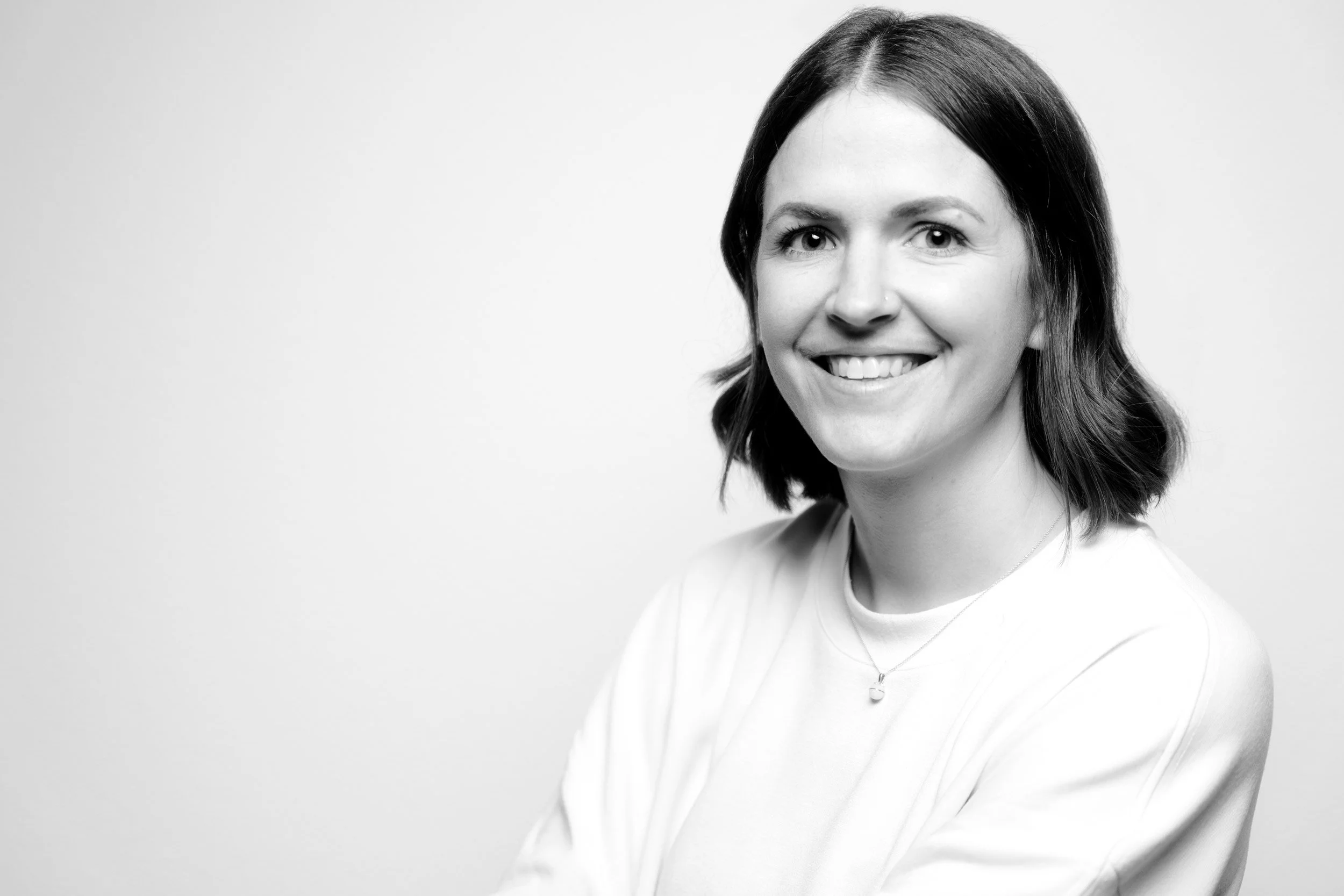 Ausdruck & Präsenz – Rebecca in Schwarz-Weiss